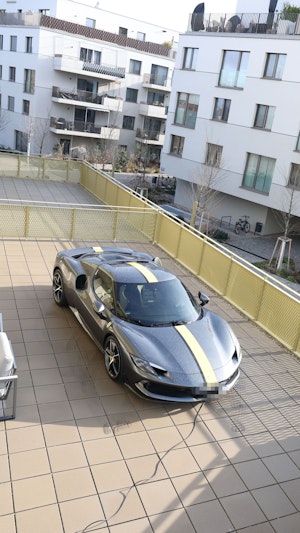 Ferrari in Wien: Luxusauto für 400.000 Euro landet per Kran auf Terrasse in Floridsdorf. Anrainer staunen über spektakuläre Aktion.