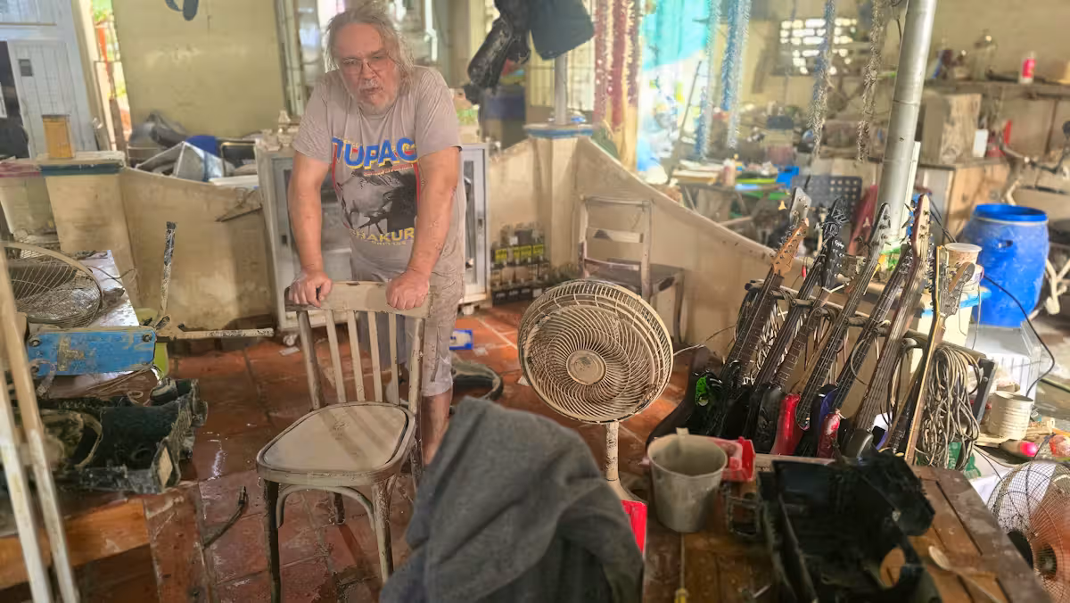 Daniel in den Ruinen seines Zuhauses in Vietnam. Die Flut traf seine Bar und Wohnung mit voller Wucht – übrig blieb ein Schlammfeld.