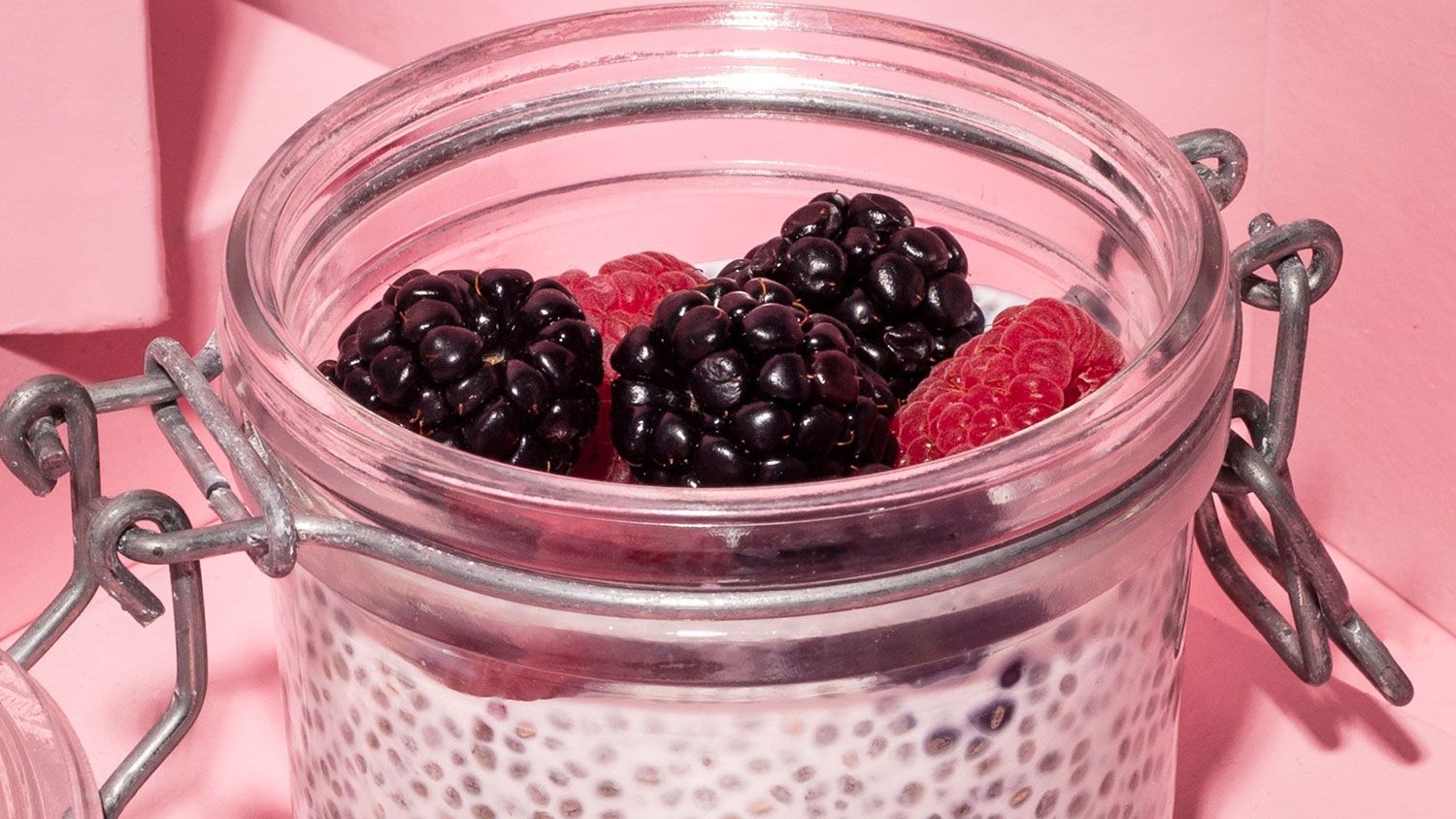 Chia-Samen werden als "Superfood" gefeiert. Mit ihrem Gehalt an Ballaststoffen, Eiweiß und Omega-3-Fettsäuren sollen sie die herkömmlichen Lebensmittel in den Schatten stellen.