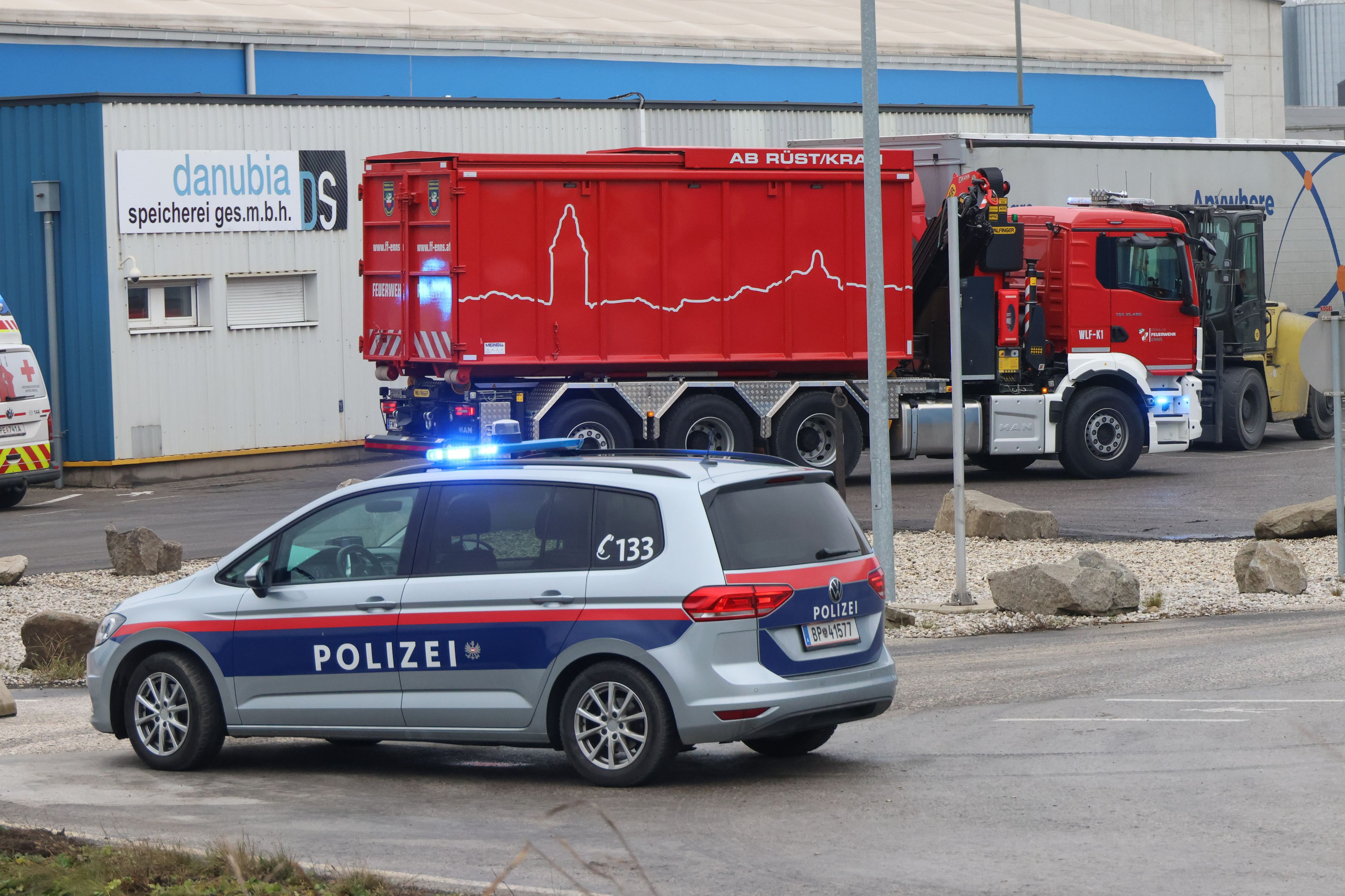 Ein Großaufgebot von Einsatzkräften war am Ennshafen im Einsatz.