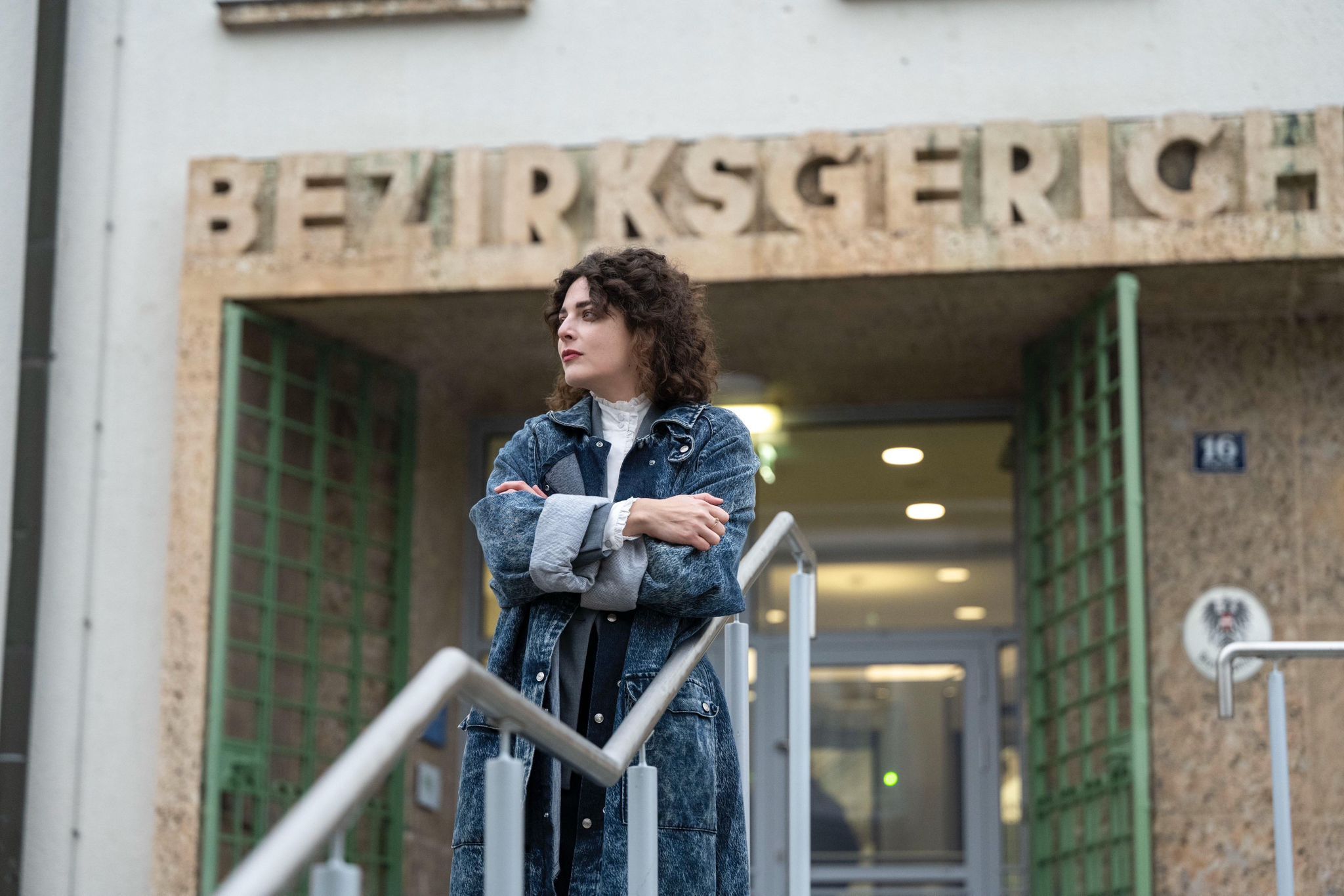 Schauspielerin Anna Werner Friedmann steht vor dem Bezirksgericht Neunkirchen.