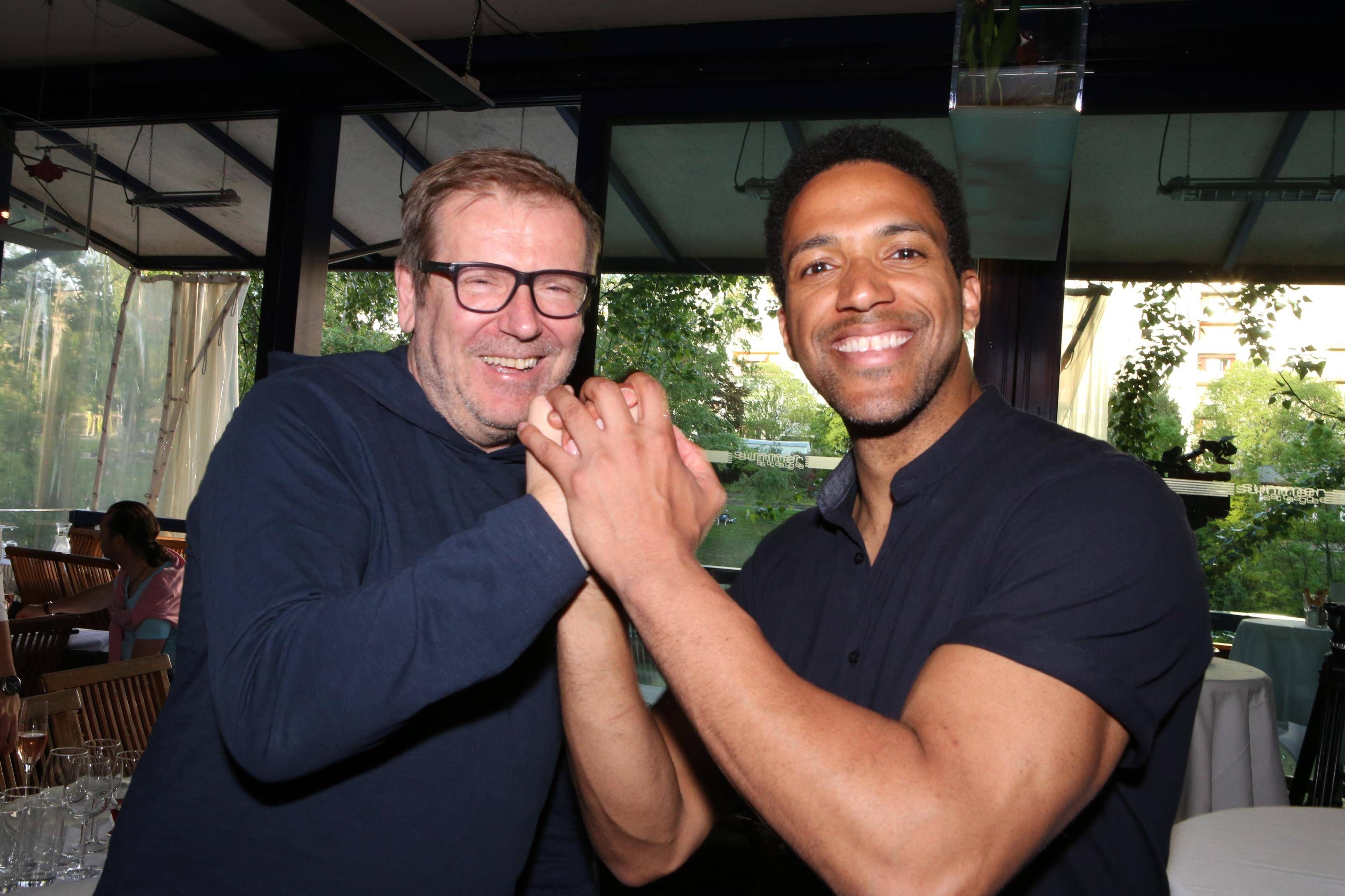 Song-Contest-Scout <strong>Eberhard Forcher</strong> (links) und Sänger <strong>Cesar Sampson</strong>, 2018.