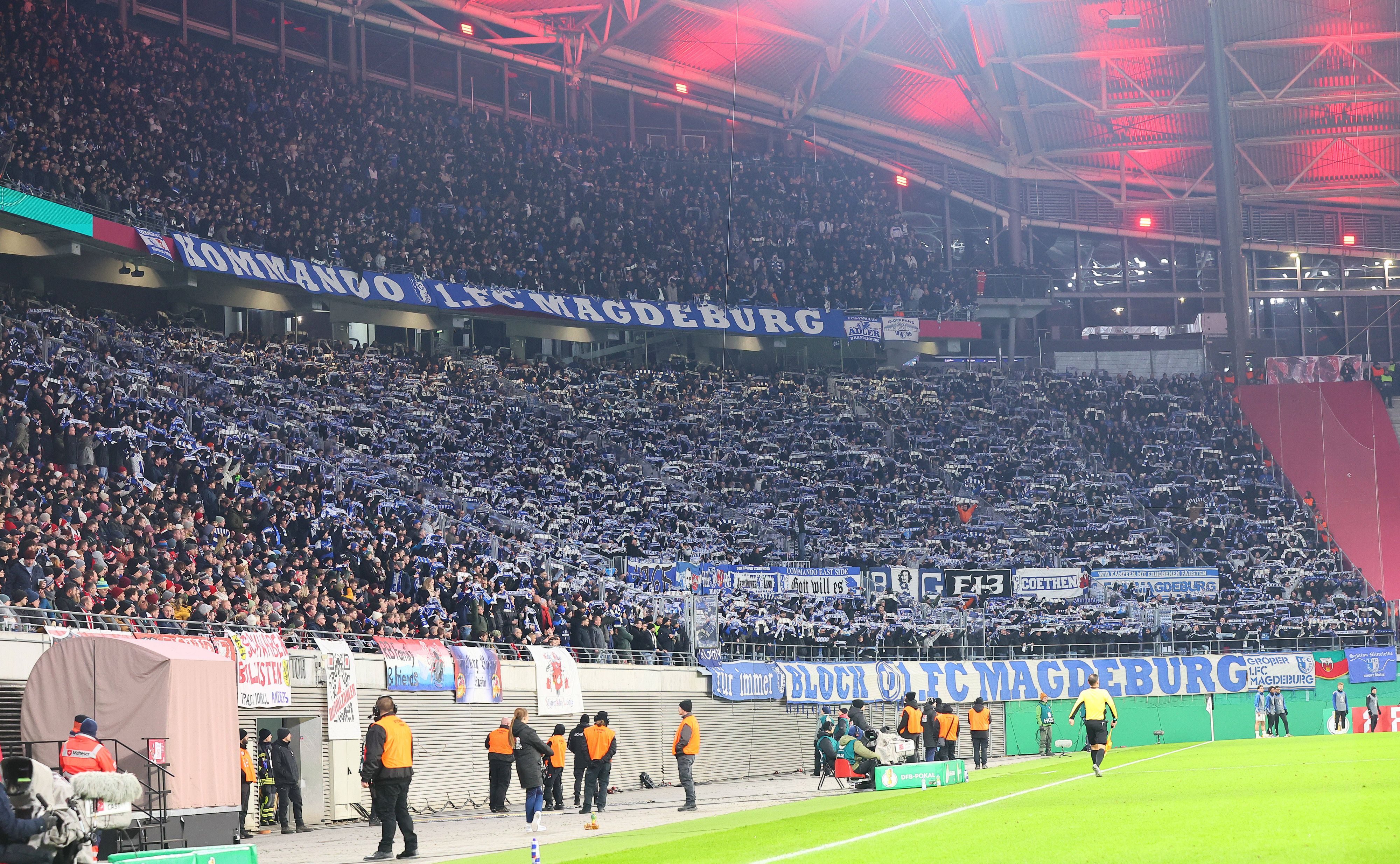 Die mitgereisten Magdeburger Fans in Leipzig. 
