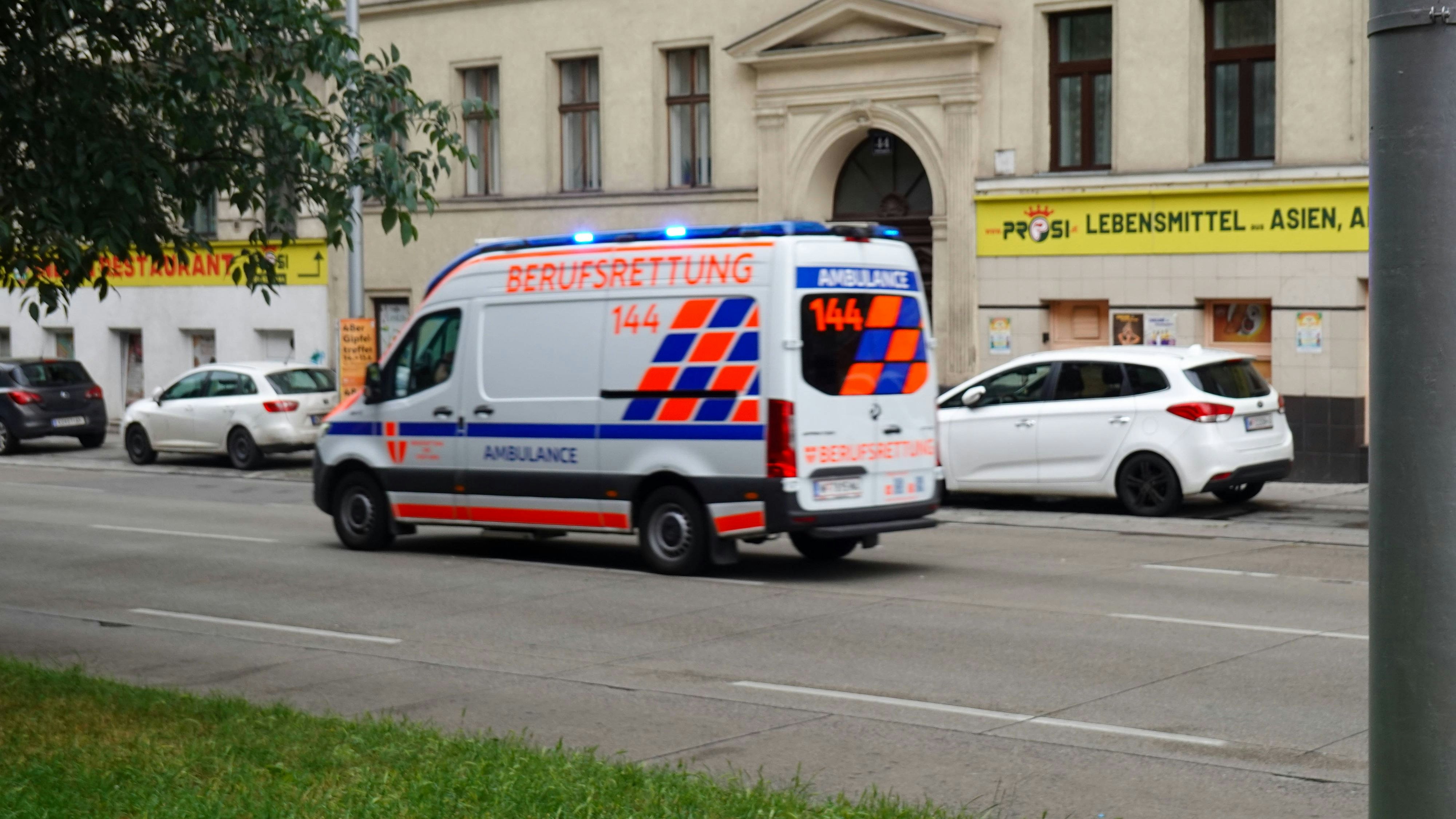 Ambulance Response In Vienna An ambulance from Berufsrettung Wien drives through urban traffic during an emergency call in Vienna, Austria, on June 7, 2025. Vienna Austria PUBLICATIONxNOTxINxFRA Copyright: xMichaelxNguyenx originalFilename: nguyen-notitle250607_npiJz.jpg