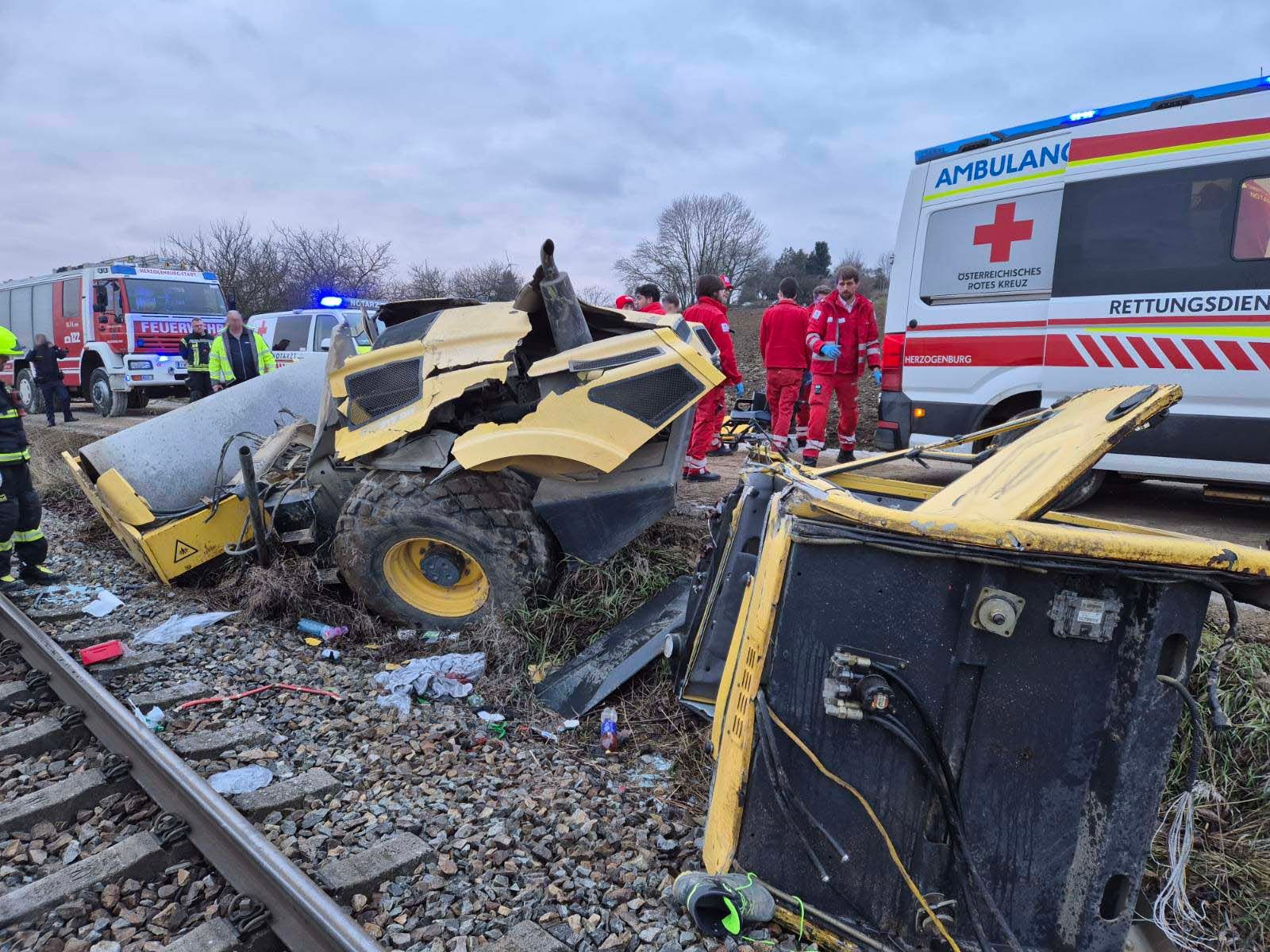 Am Nachmittag des 1. Dezember 2025 kam es auf der Eisenbahnstrecke Herzogenburg-Krems an der Donau zum Zusammenprall zwischen einem Regionalzug und einer Straßenwalze.