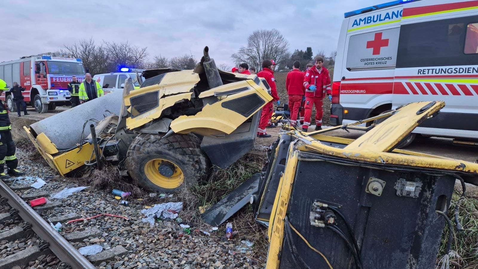 Heute.at - Straßenwalze kollidiert mit Zug – Lenker eingeklemmt