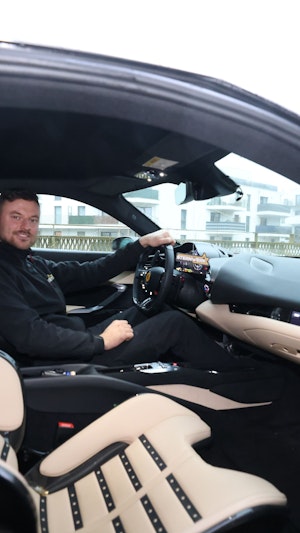 Ferrari 296 GTB: Wiener Unternehmer Amar Dezic parkt seinen Luxus-Sportwagen auf der Terrasse – eine Story über Traum, Disziplin und Aufsehen.