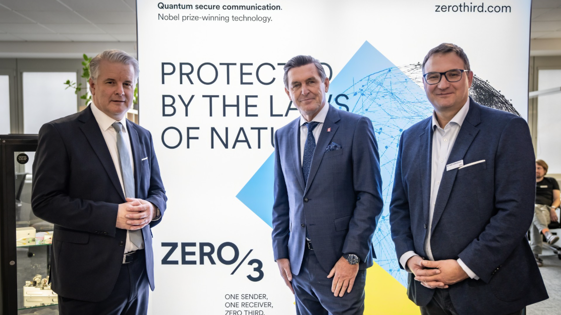  v.l.n.r. Quantenphysiker und CEO qtlabs Rupert Ursin, Innovationsminister Peter Hanke und Felix Tiefenbacher CEO von zerothird