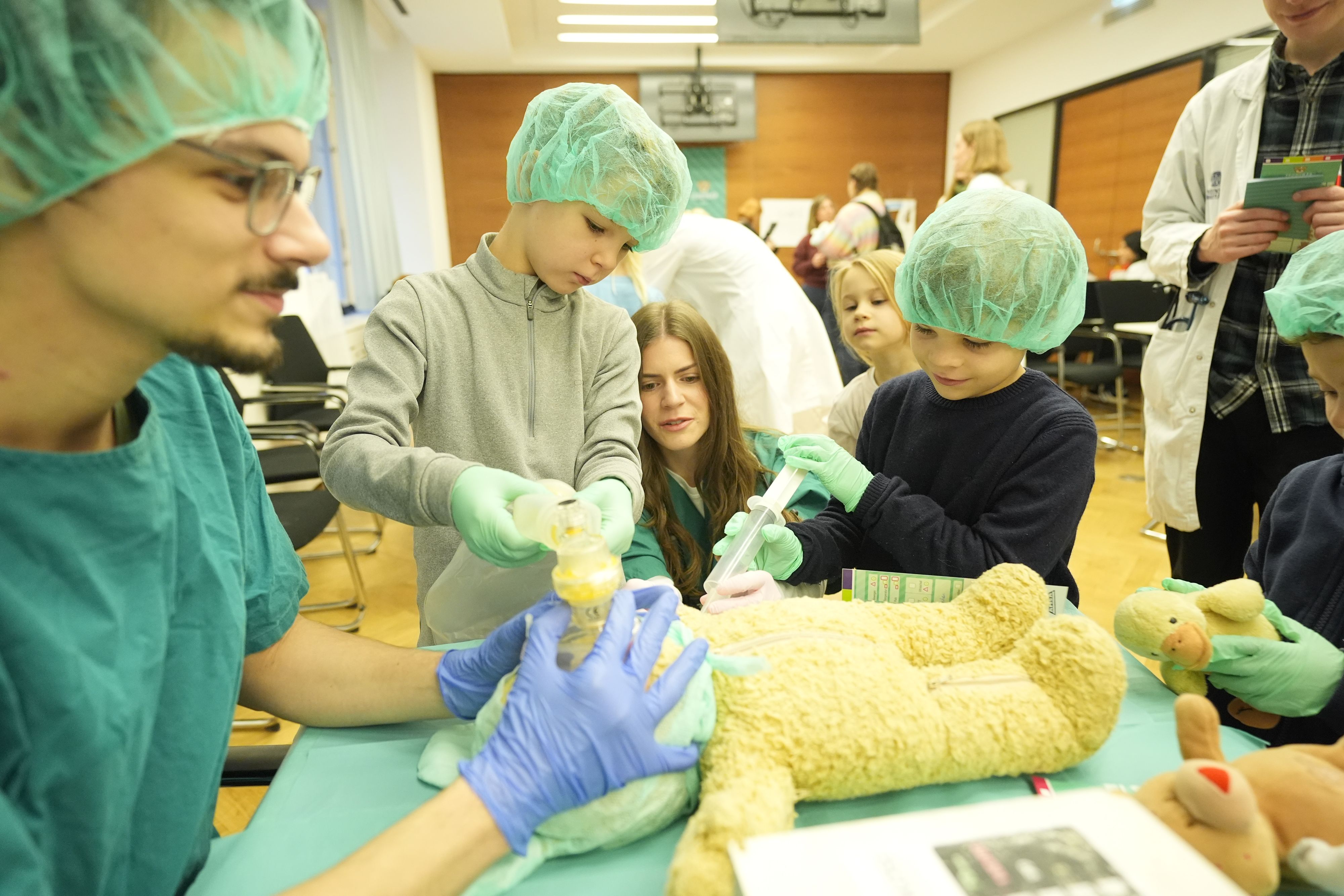 Im Teddybärkrankenhaus schlüpfen Kinder in die Rolle der Ärztinnen und Ärzte.