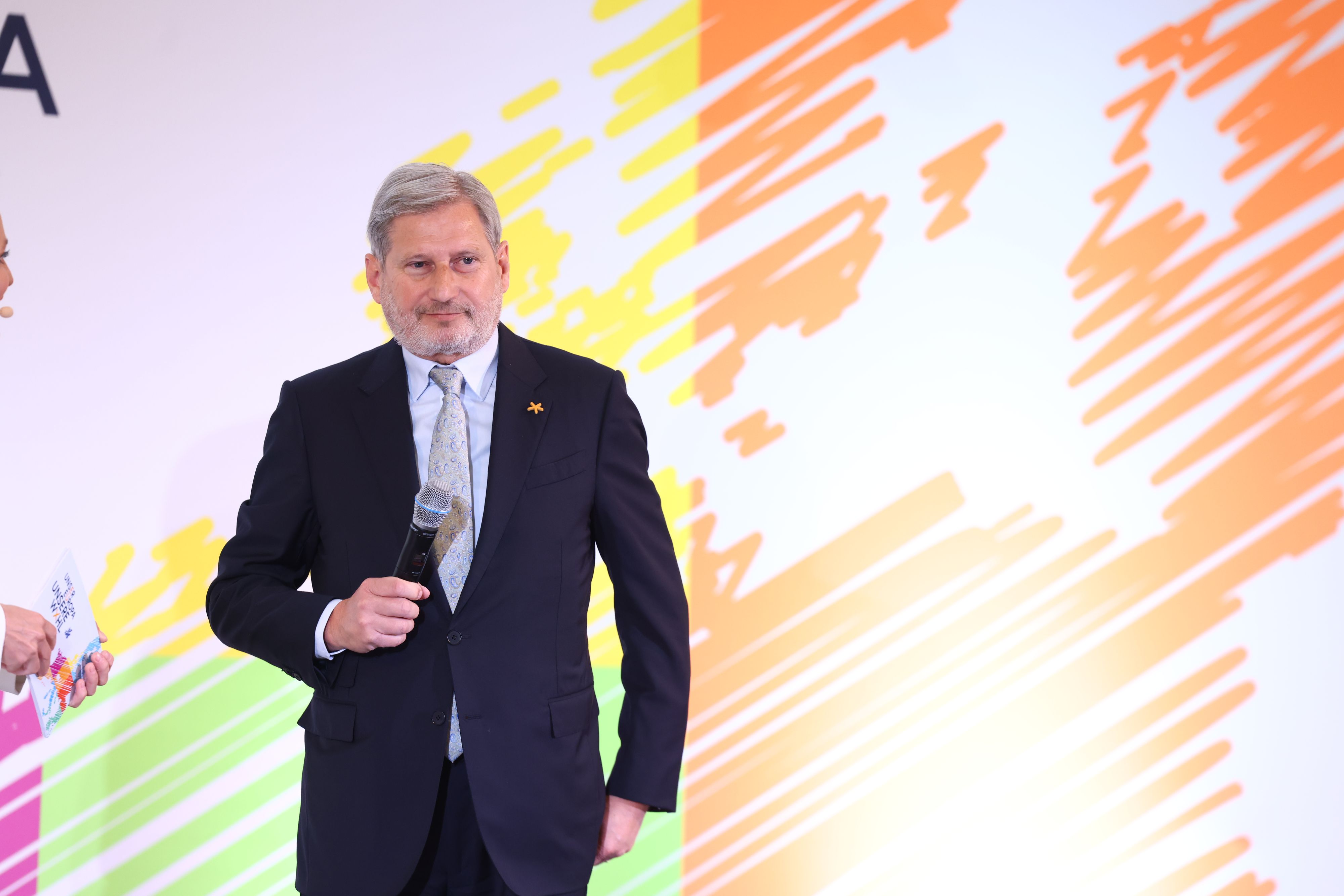 Johannes Hahn folgt offenbar auf Harald Mahrers Posten in der Nationalbank nach.