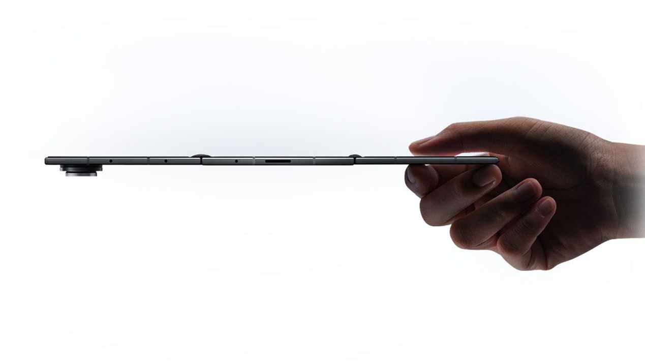 Der Hersteller betont, dass der TriFold trotz seines mechanisch anspruchsvollen Aufbaus mit nur 3,9 Millimetern an der dünnsten Stelle so flach ausfällt wie kein Samsung-Foldable zuvor.