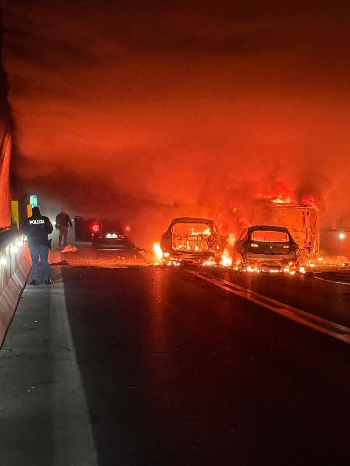 Unbekannte Täter konnten einen Geldtransporter mit brennenden Autos und Nägeln auf der Fahrbahn der Autobahn A2 in Kalabrien (Italien) überfallen.