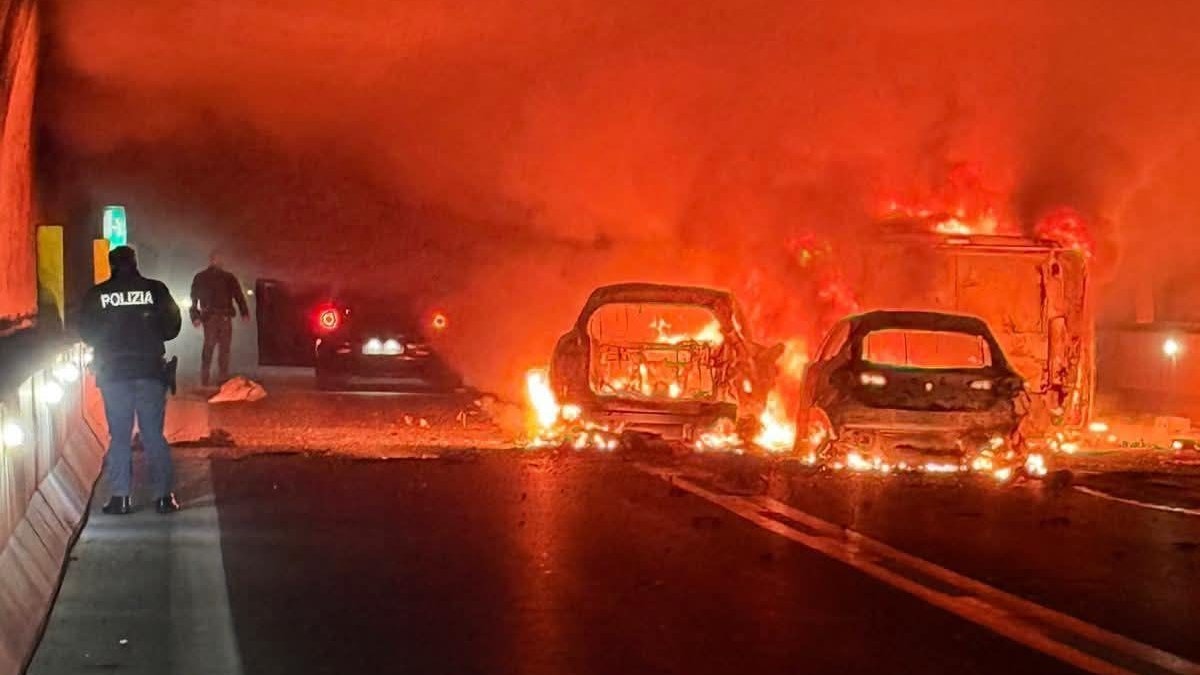Heute.at - Mit Autos in Flammen – Geldtransporter überfallen
