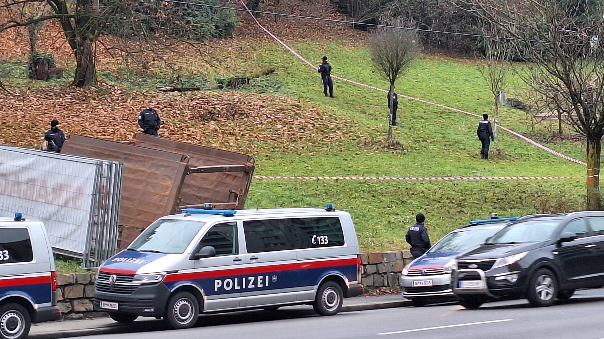 Mehrere Einsatzwagen fuhren vor, Beamte riegelten einen Park in der Waldeggstraße ab.