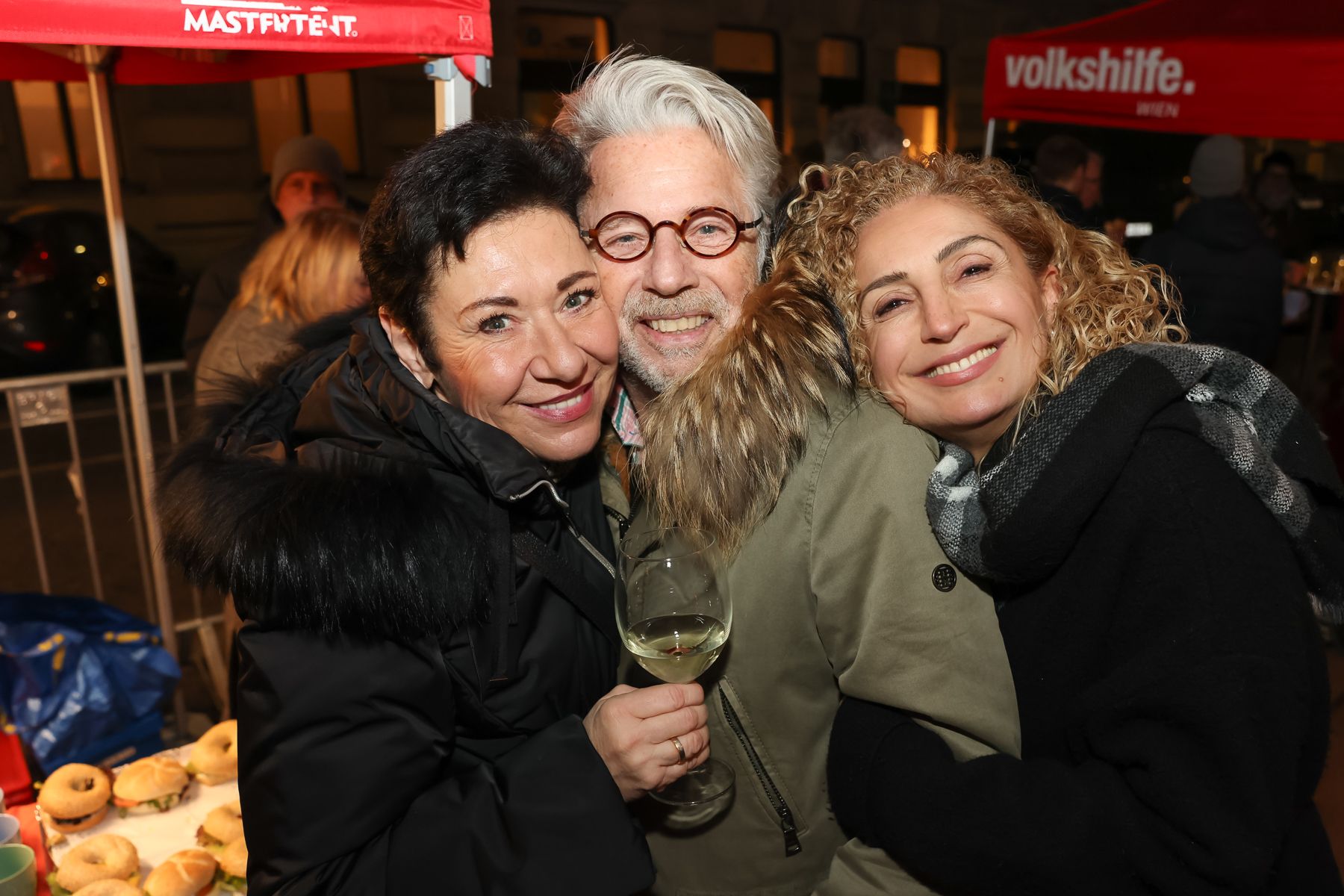 Andrea Händler, Adi Hirschal und Eser Akbaba punschten für den guten Zweck.