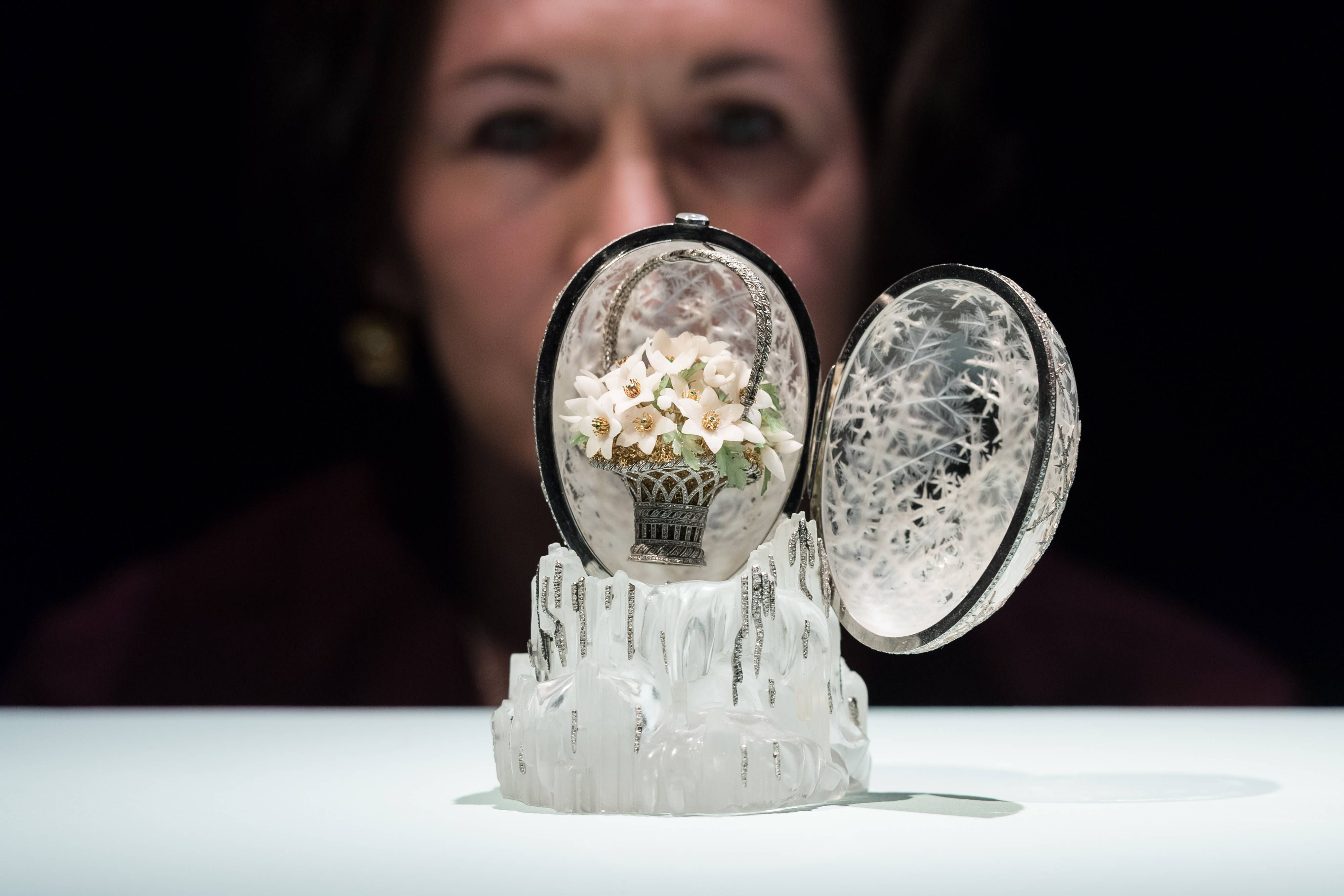 Ein Dieb in Neuseeland schluckte einen Fabergé-Anhänger.