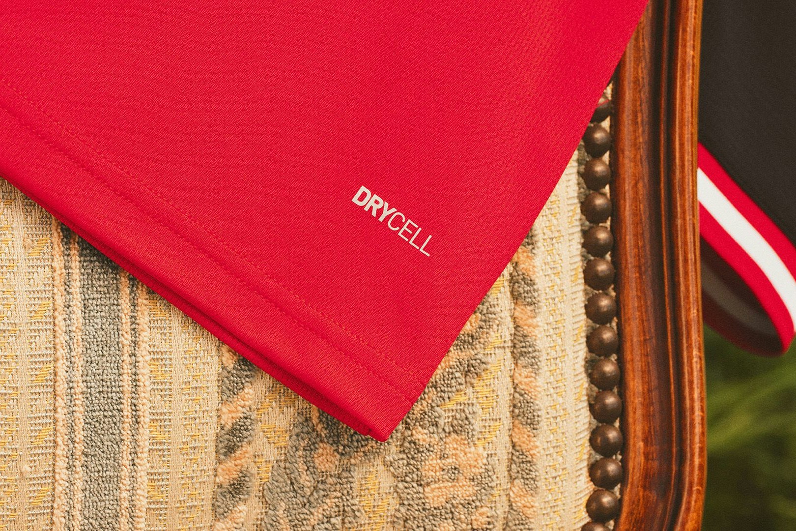 Das Trikot ist aus leichter Kunstfaser gewebt, die zu 50 Prozent aus Recycling-Material besteht