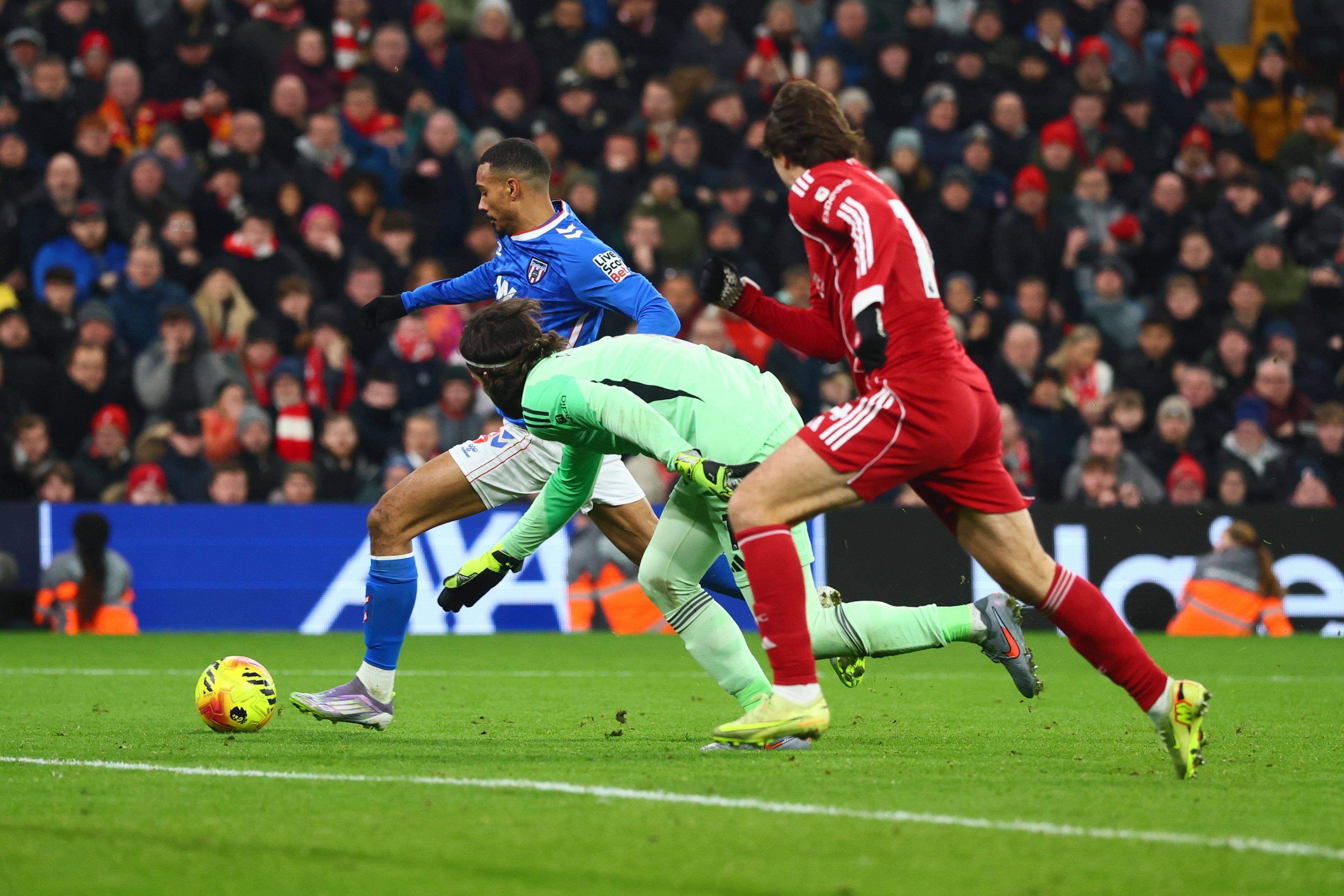 Sunderland-Angreifer Isidor lässt spät den Sitzer auf den Sieg aus.