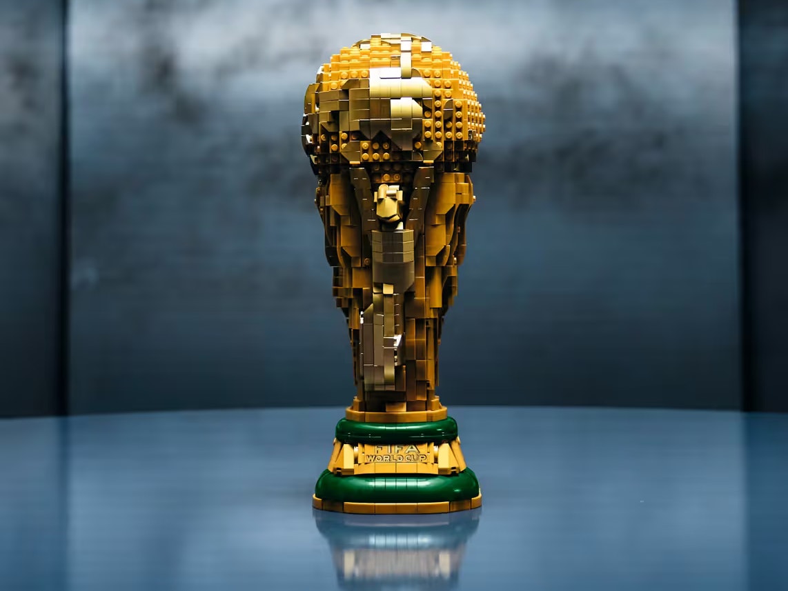 Heute.at - Lego plant WM-Trophäe aus 2.842 Steinen