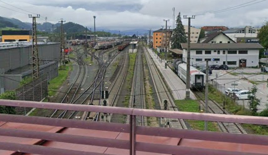 Blick auf den Bahnhof Hall in Tirol.