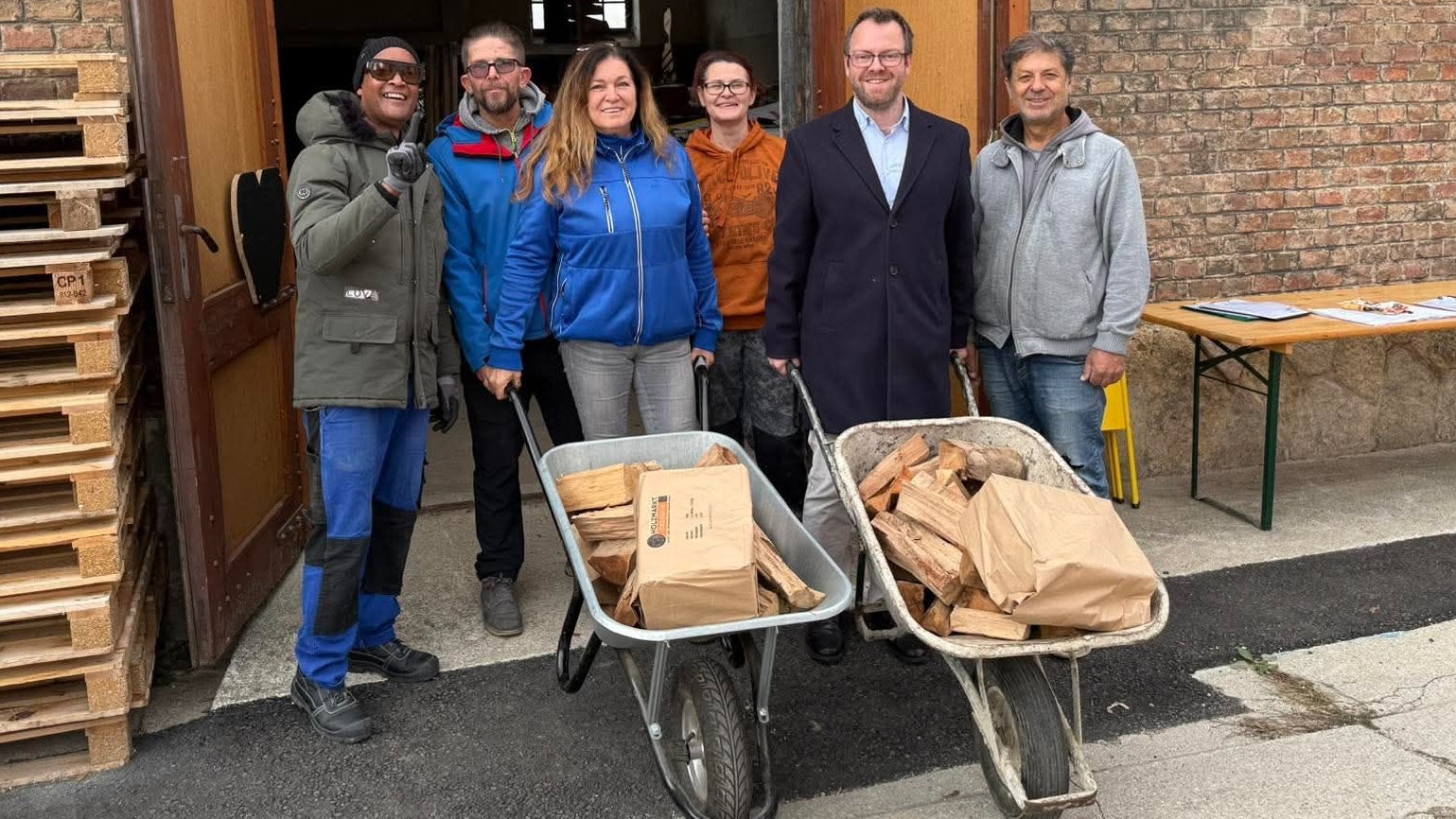 Alexandra (3.v.l.) ist für den Verein "Holz mit Herz" tätig.