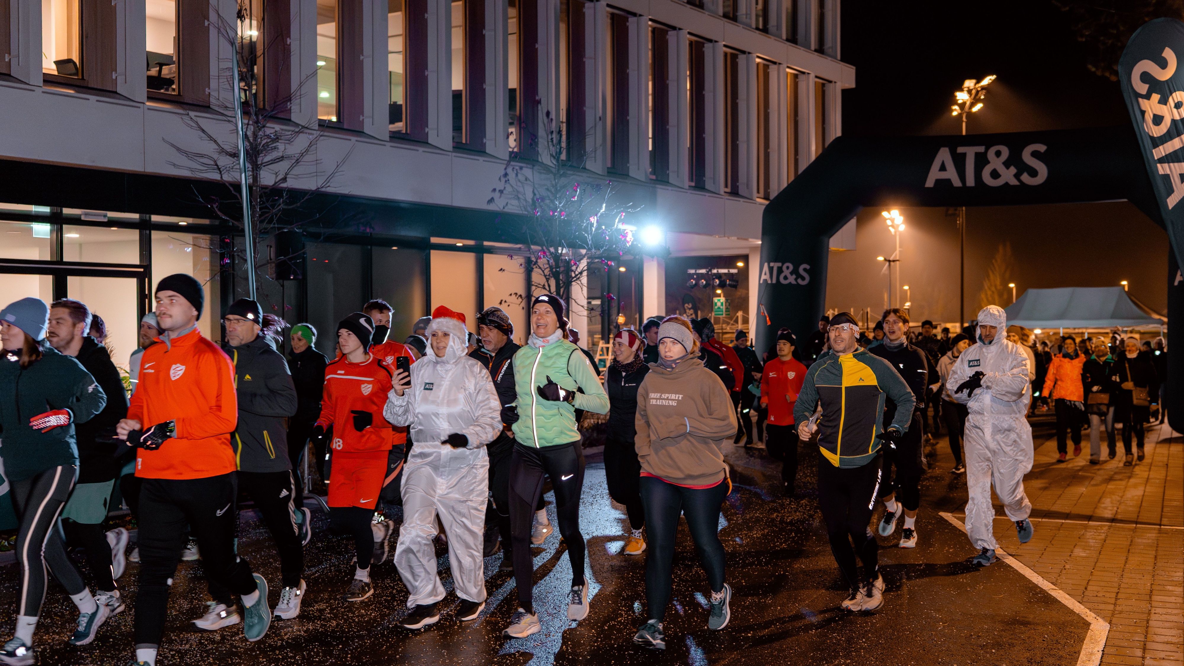 "Wir sporteln für das Ö3-Weihnachtswunder" - so lautete der Slogan beim Event, und 300 Teilnehmer und Besucher folgten der Devise.