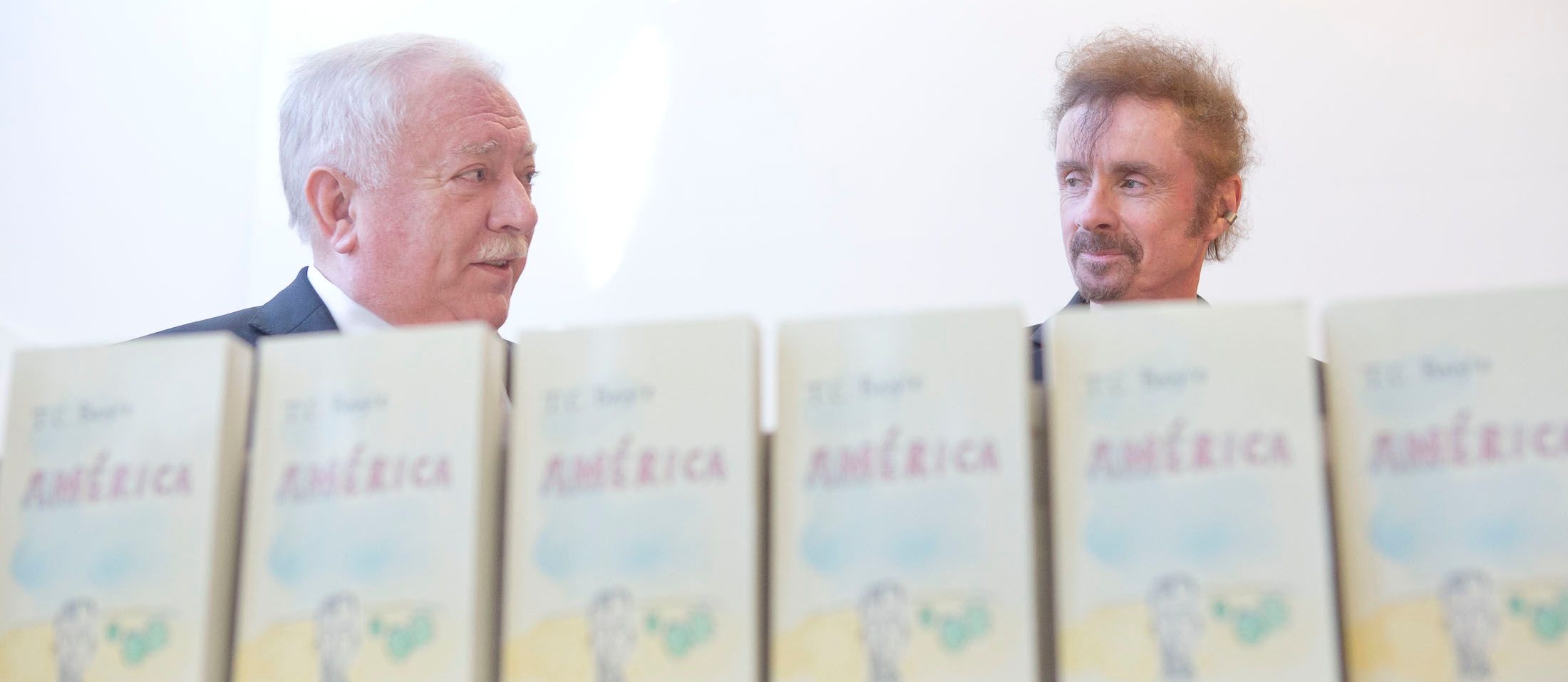 Wiens Bürgermeister Michael Häupl und
T.C. Boyle verteilen 2013 die ersten von 100.000 Gratisexemplaren des Romans
"America"