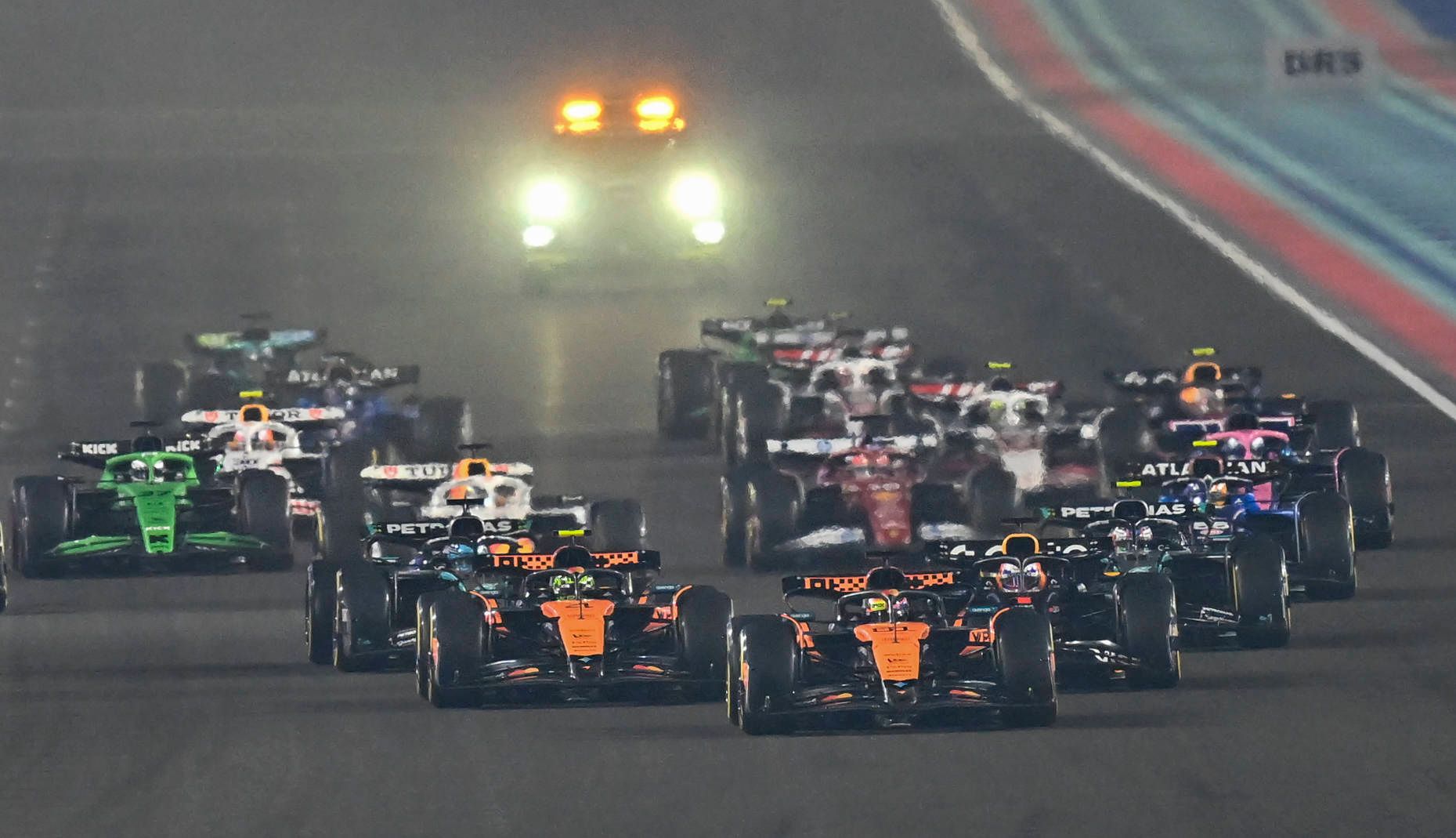 In Abu Dhabi müssen gleich neun Formel-1-PIloten zuschauen. 