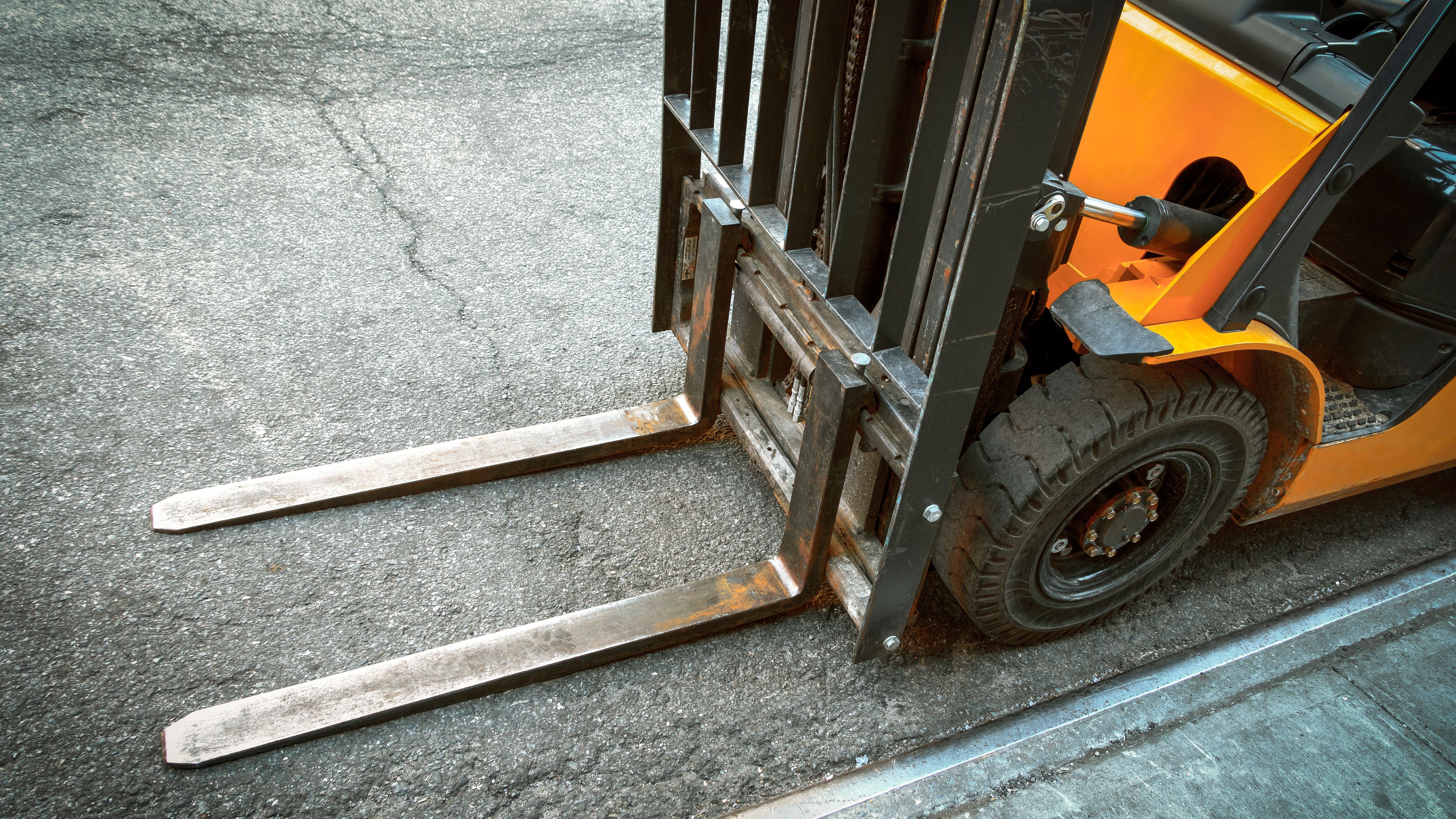 Ein 61-jähriger Mann aus dem Bezirk Amstetten wurde von der Gabel eines Staplers eingeklemmt.