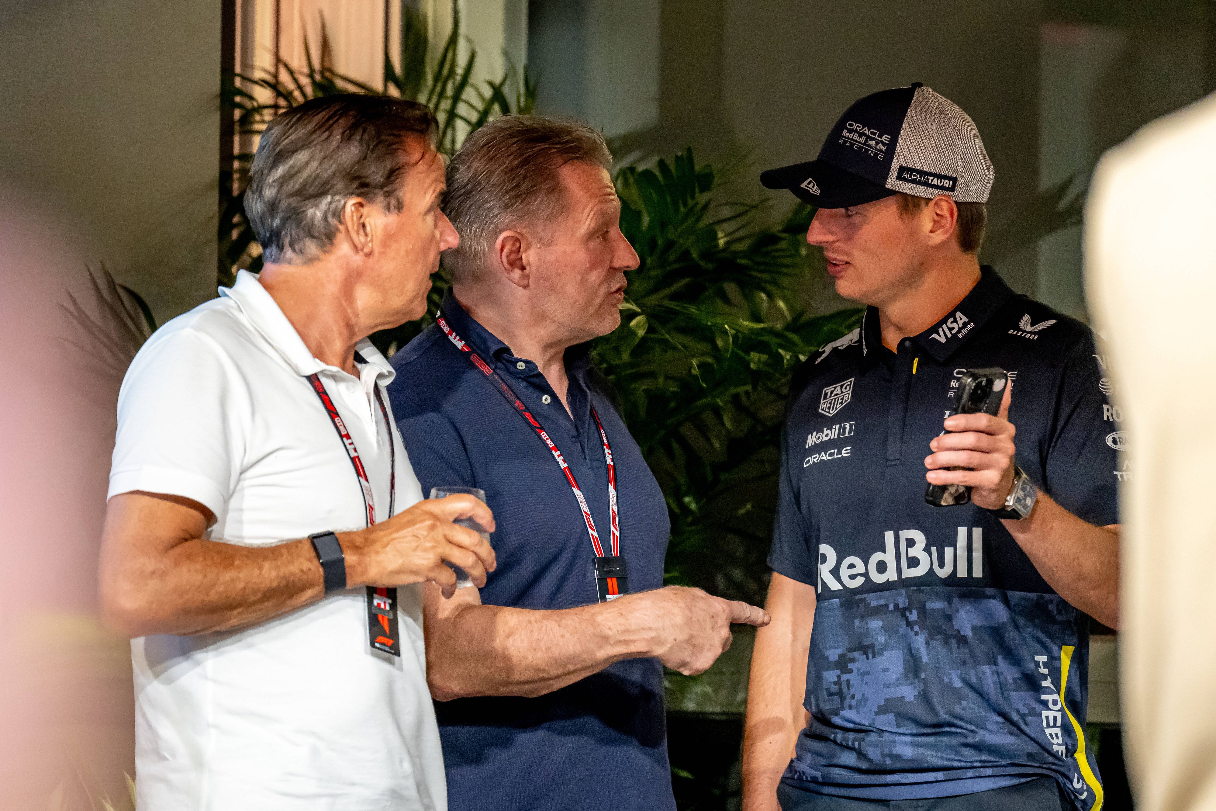 Red-Bull-Star Max Verstappen (rechts) und sein Vater Jos (Mitte). 