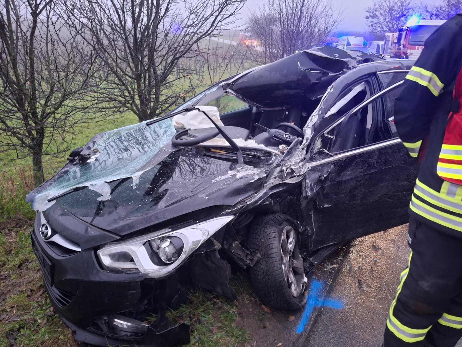 Am Dienstag krachte eine Pkw-Lenkerin frontal gegen einen Lkw.