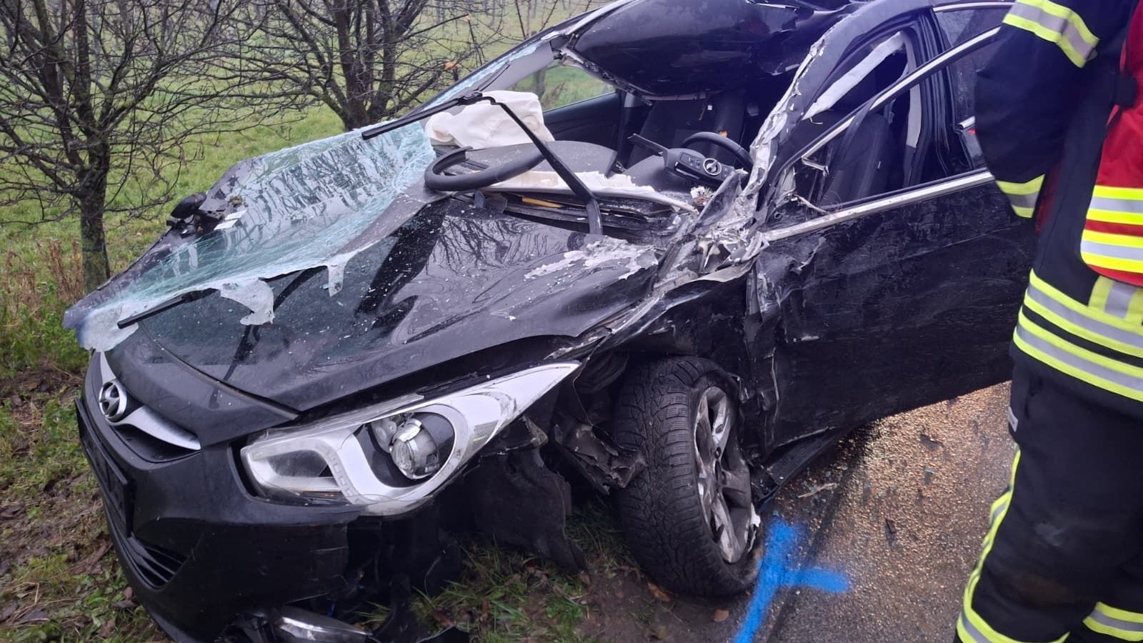 Heute.at - Pkw gegen Lkw – eingeklemmte Frau (36) schwer verletzt