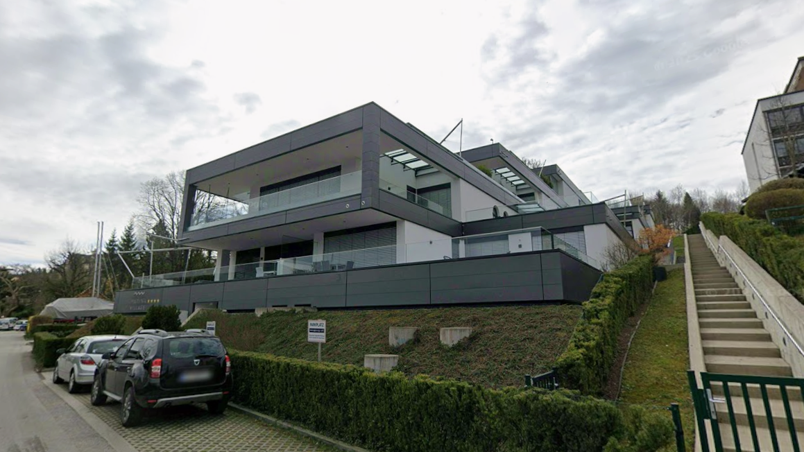 Das Objekt wurde 2016 mit einer Bewilligung für eine touristische Nutzung errichtet. In dem Gebäude befinden sich jedoch Privatwohnungen, die als Zweitwohnsitze genutzt werden.