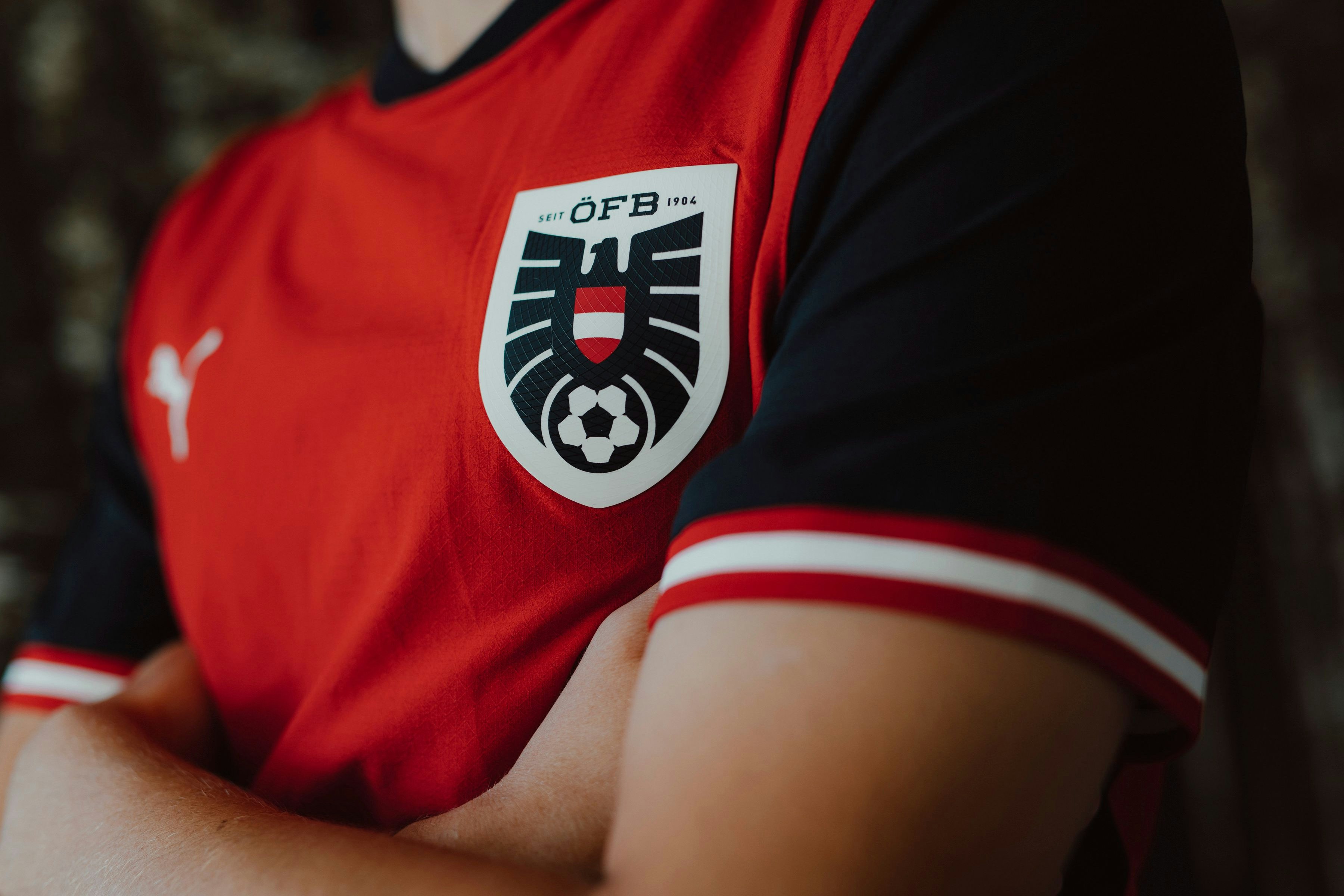 Rot-weiß-rote Ärmelbündchen: "An sich eine nette Idee", so die Designerin. "Aber hier ist es eindeutig too much"