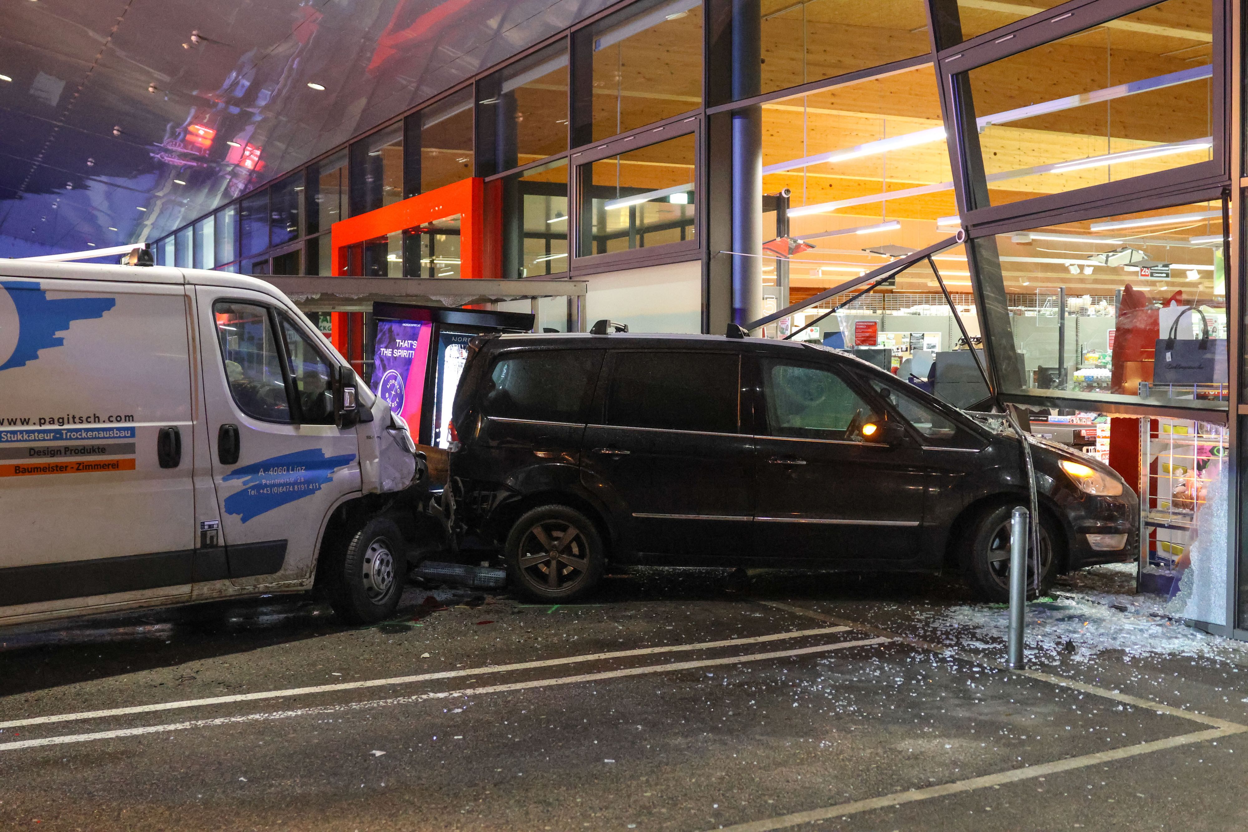 Der Transporter schob das Auto in die Scheibe des Supermarkts – mit schwerwiegenden Folgen.
