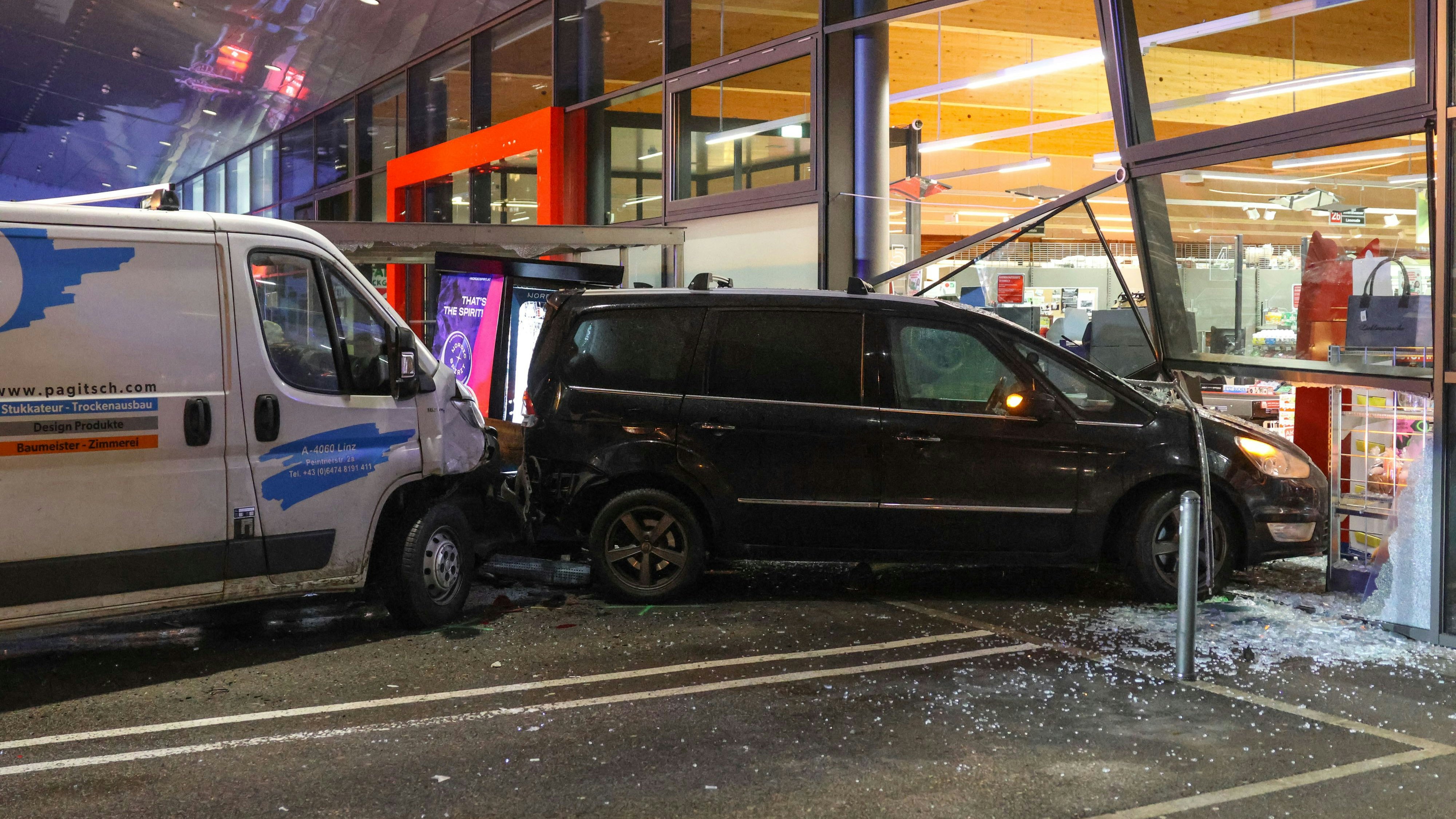 Heute.at - Mini-Van kracht in Supermarkt – zwei Schwerverletzte