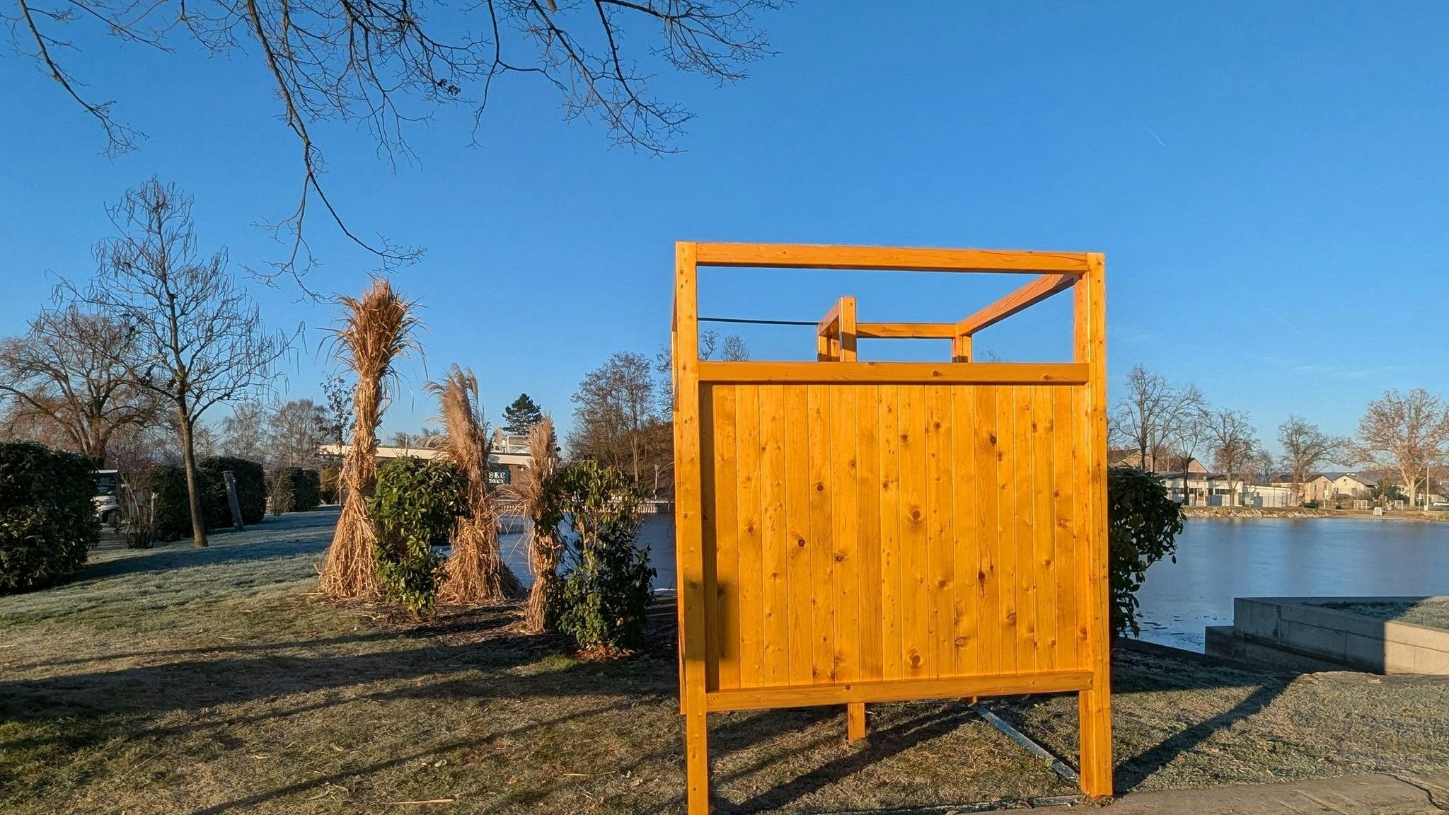 Die Umkleide wurde speziell für winterliche Wasserratten aufgestellt.