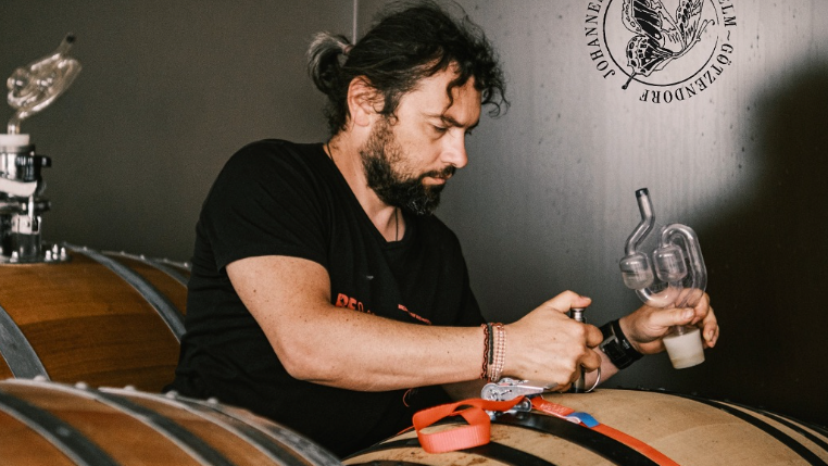 Der Winzer lagert den Wein in österreichischer Eiche.