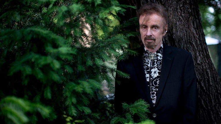 Der neue Roman von Literatur-Punk T.C. Boyle dreht sich um eine toxische Dreiecks-Beziehung. Das Buch des Amerikaners erschien erstmals zuerst auf Deutsch. Angela Szivatz hat es gelesen und Boyle bei einem Auftritt im Wiener Konzerthaus beobachtet.