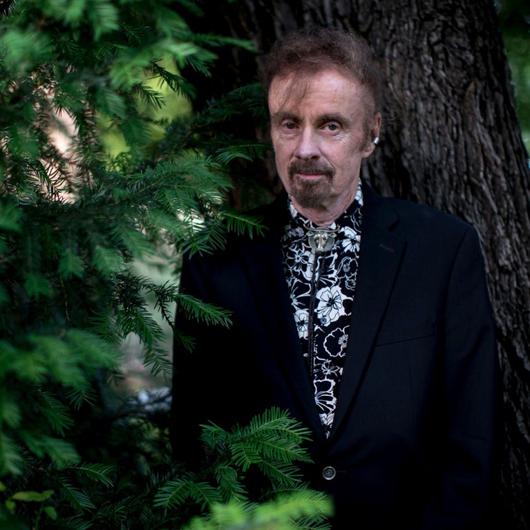 Der neue Roman von Literatur-Punk T.C. Boyle dreht sich um eine toxische Dreiecks-Beziehung. Das Buch des Amerikaners erschien erstmals zuerst auf Deutsch. Angela Szivatz hat es gelesen und Boyle bei einem Auftritt im Wiener Konzerthaus beobachtet.