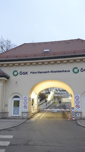 Säure-Attacke im Hanusch-Spital Wien: Eine Patientin verletzt fünf Personen mit Buttersäure. Ambulanzen bleiben vorübergehend geschlossen.