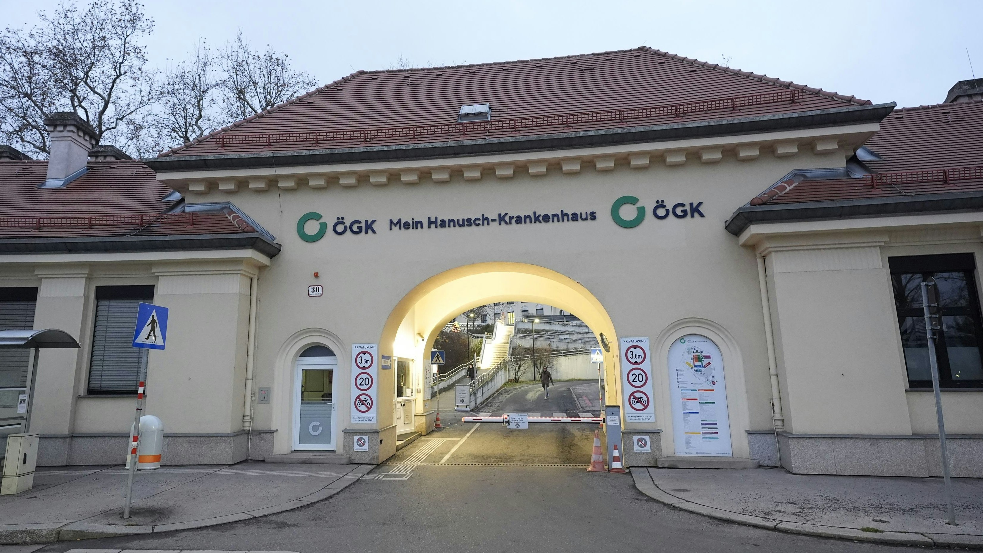 Heute.at - Säure-Attacke auf Arzt – weil Frau Behandlung missfiel!