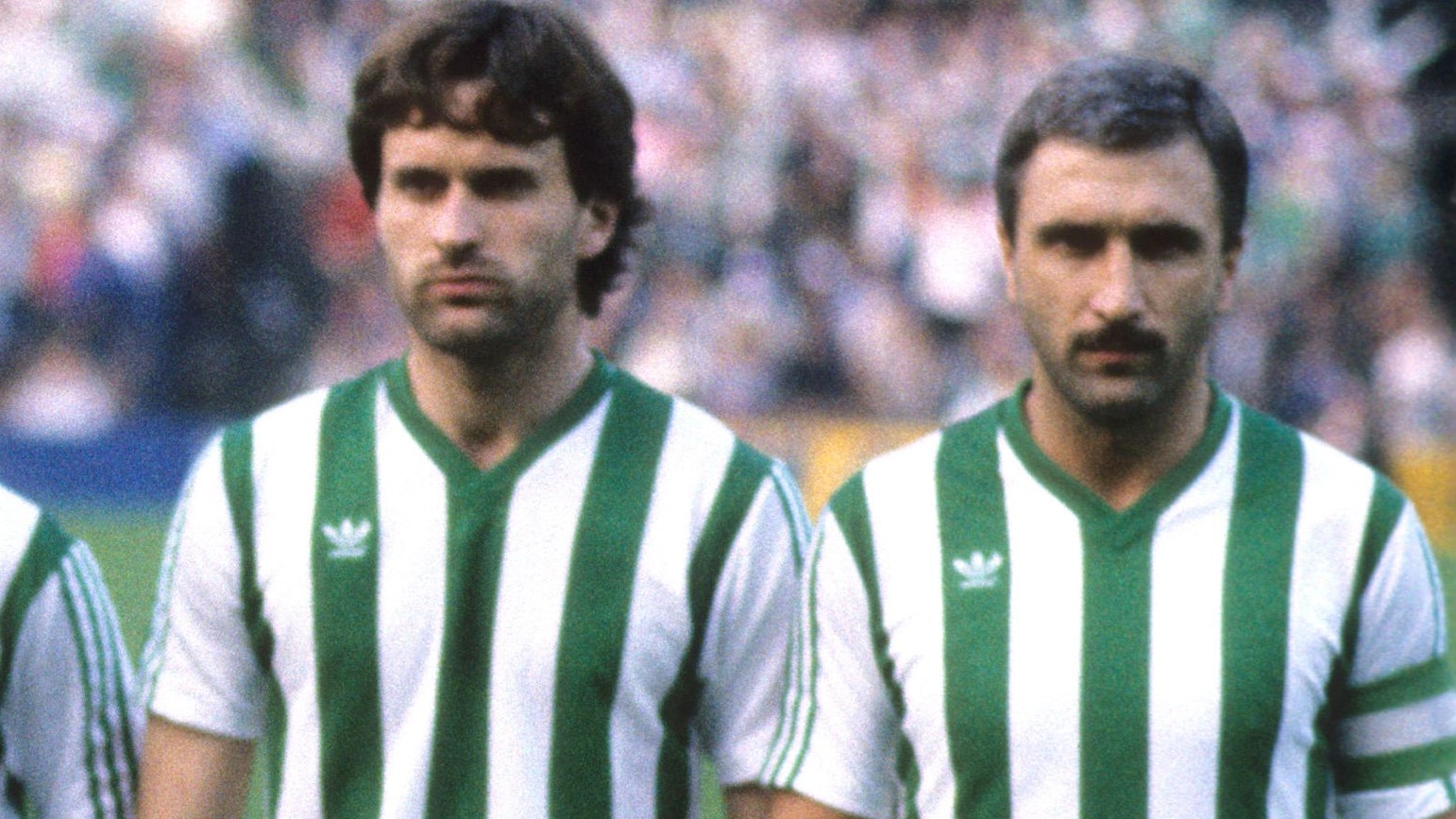 Garger und Krankl (r.) vor dem Europacupfinale 1985. Das aktuelle Team (l.) ist von diesem Erfolg Lichtjahre entfernt. Mit Frenkie Schinkels macht Garger heute den Fußball-Podcast Gelb-Rot.