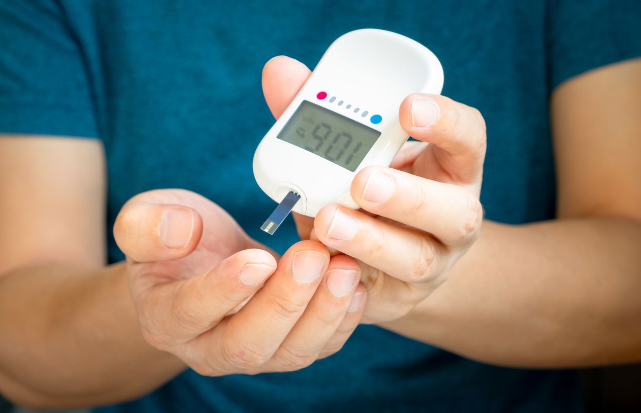 Mittels Teststeifen und einem Bluttropfen kann auf Diabetes getestet werden.