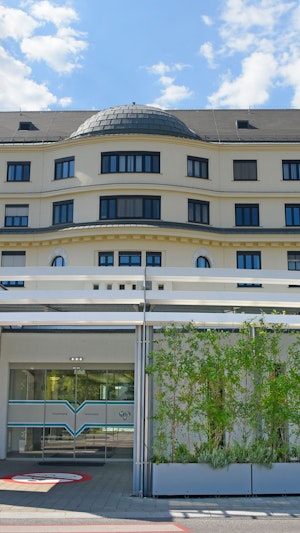 Säure-Attacke im Hanusch-Krankenhaus: Arzt verletzt, Polizei ermittelt, drei Ambulanzen bis Donnerstag in Wien-Penzing geschlossen.