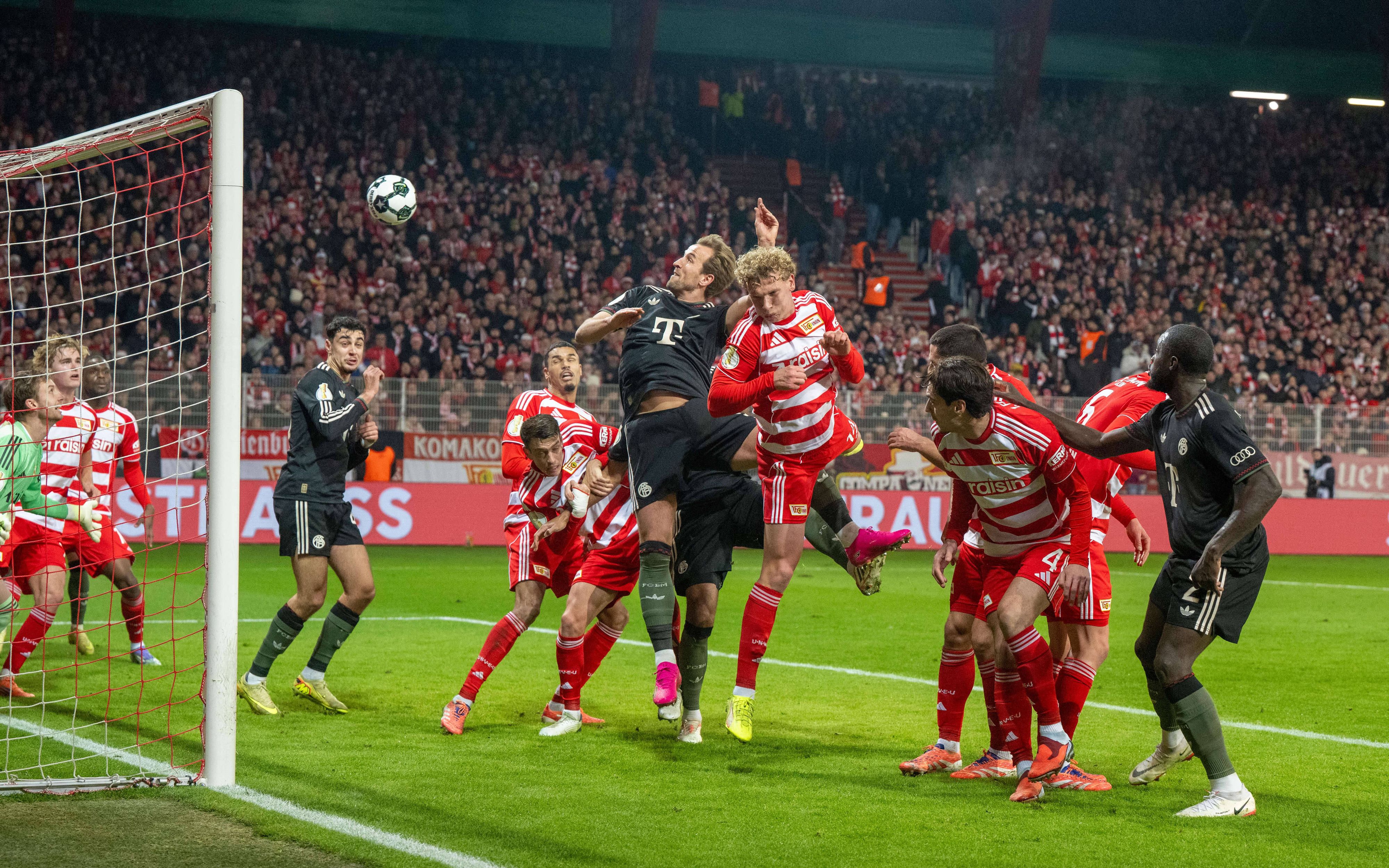 Leopold Querfeld im Luft-Zweikampf mit Harry Kane.