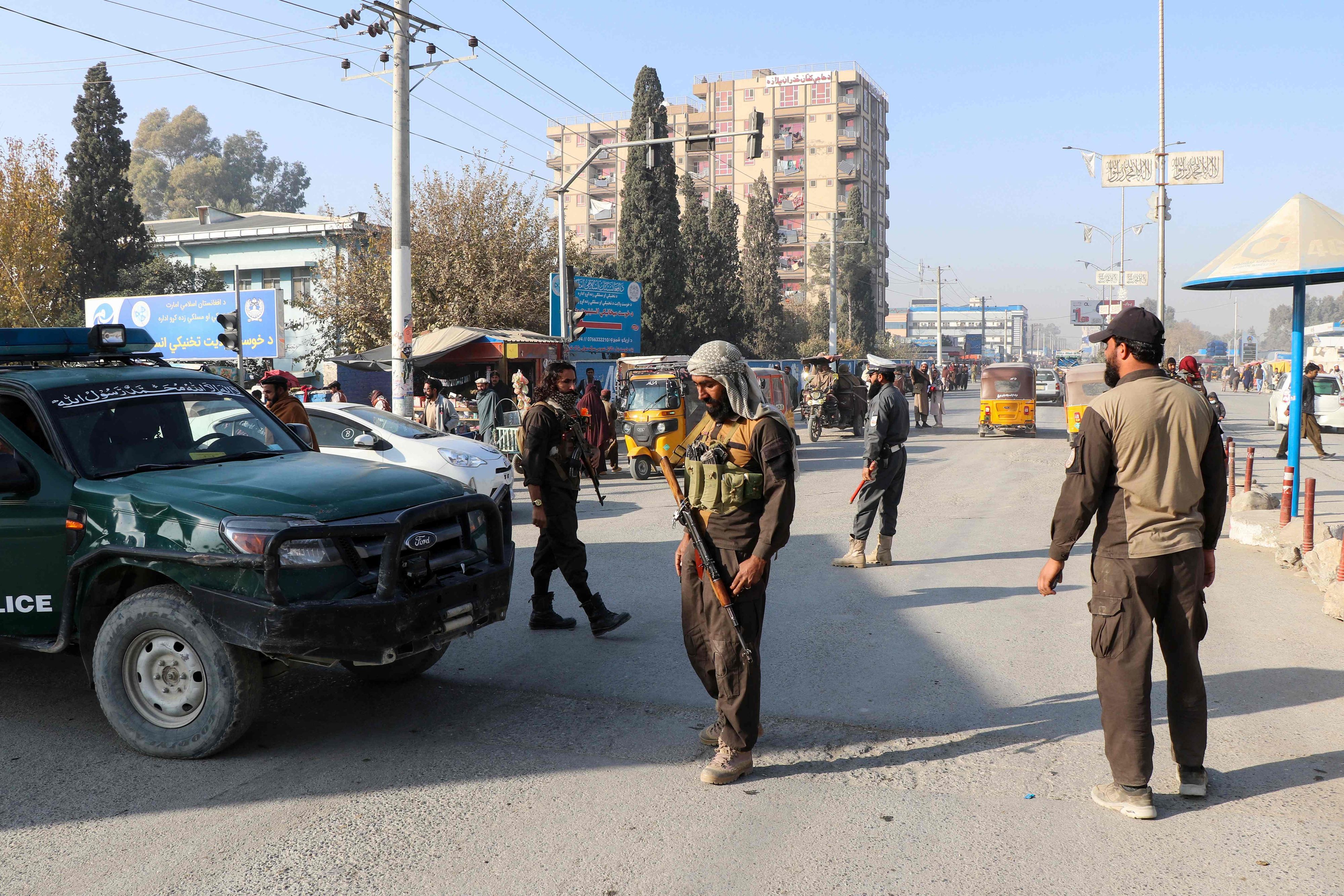 Bewaffnete Taliban bewachten die Zufahrtsstraßen.