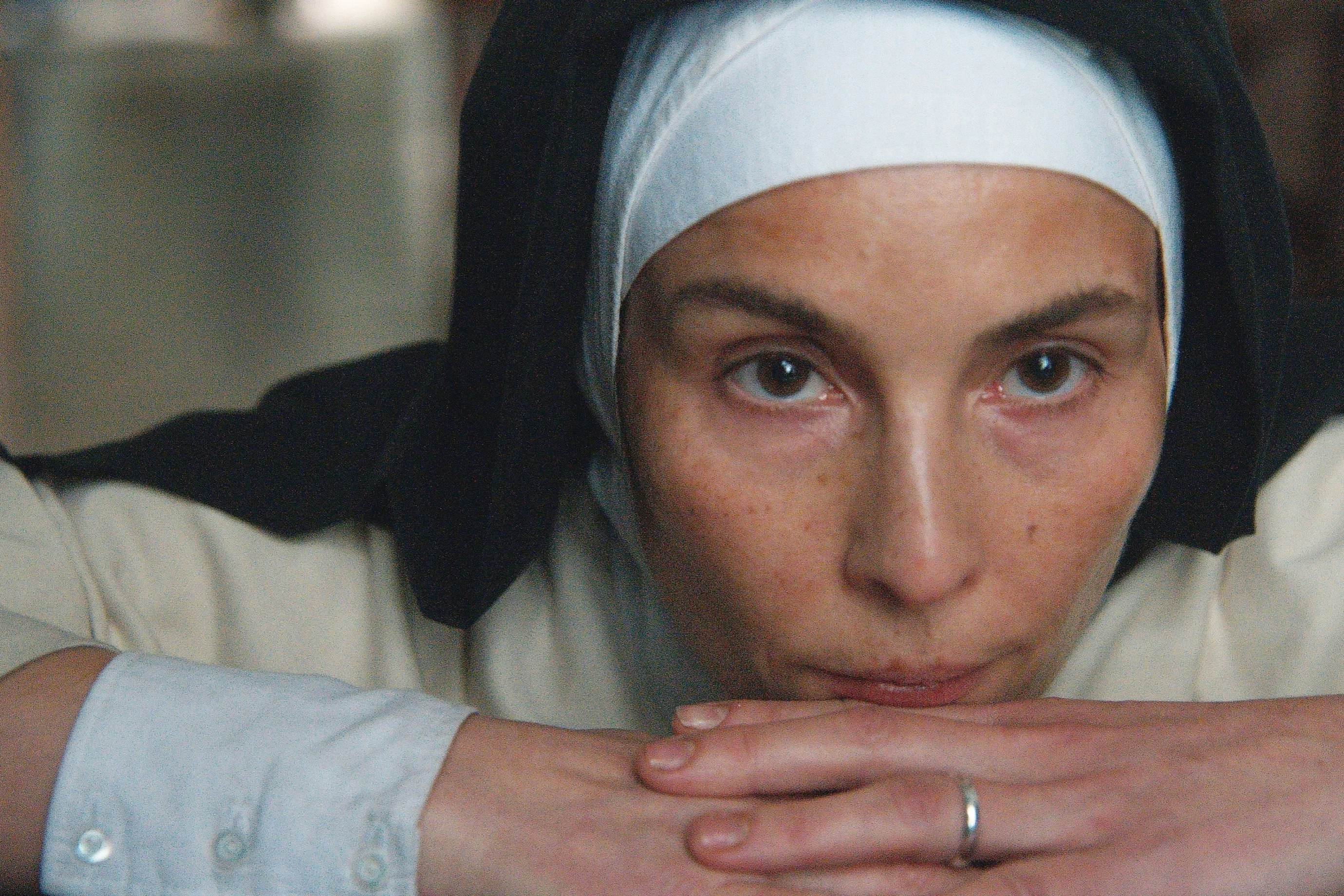 Steht im Jahr 1948 an einem Scheidepunkt: die Nonne Teresa (Noomi Rapace) in "Teresa – Ein Leben zwischen Licht und Schatten"