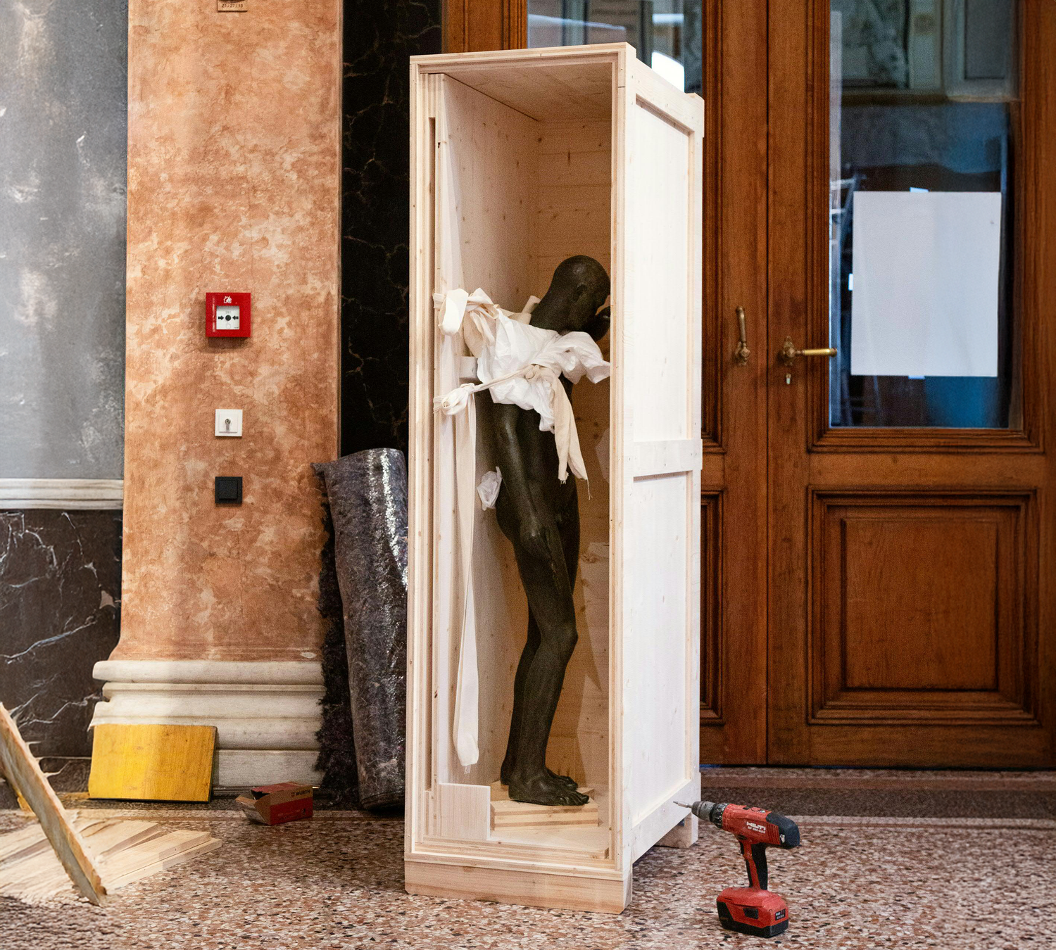 Heute.at - Nach Skandal: Kunstakademie entfernt Heldendenkmal