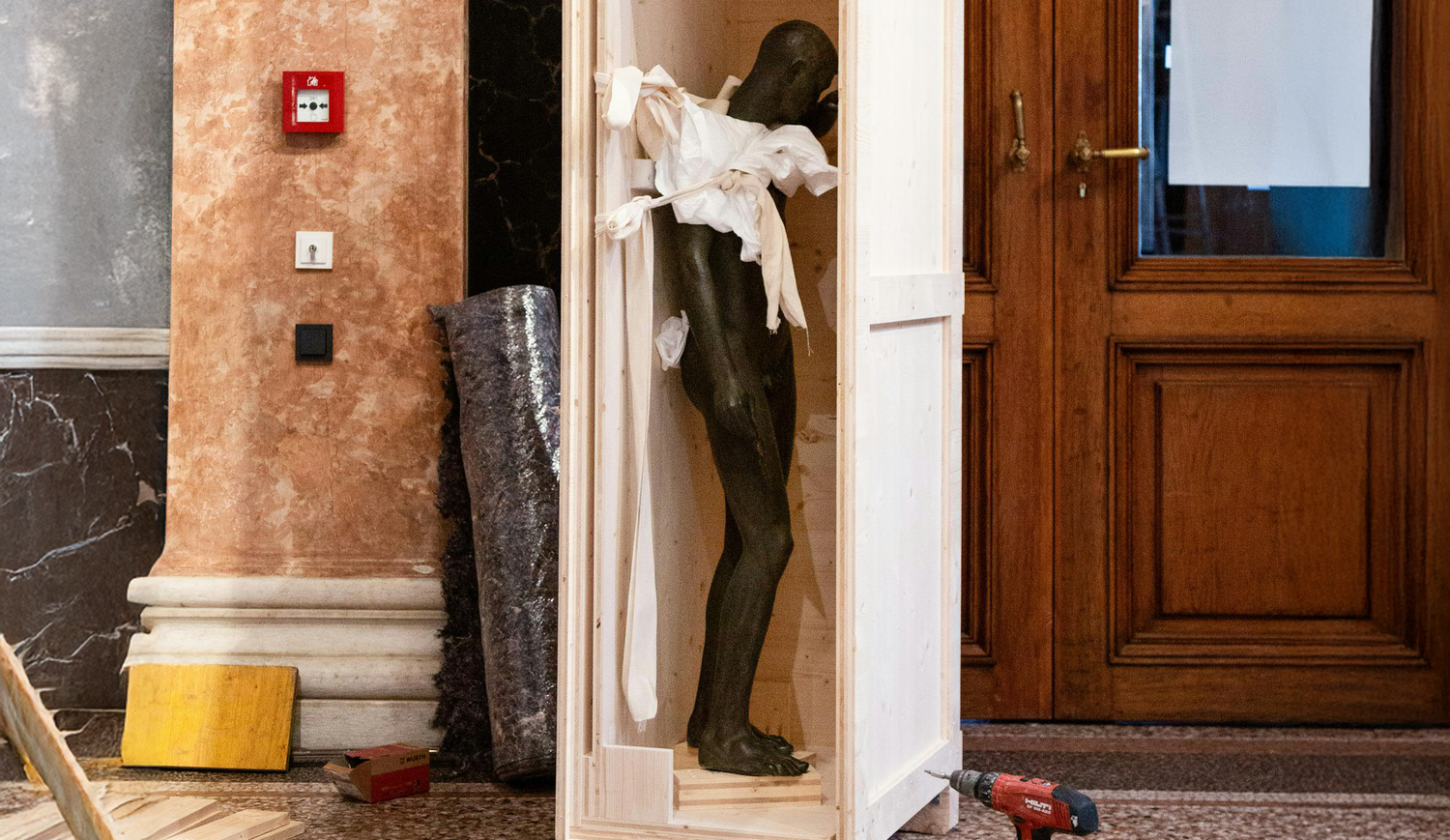 Heute.at - Nach Skandal: Kunstakademie entfernt Heldendenkmal